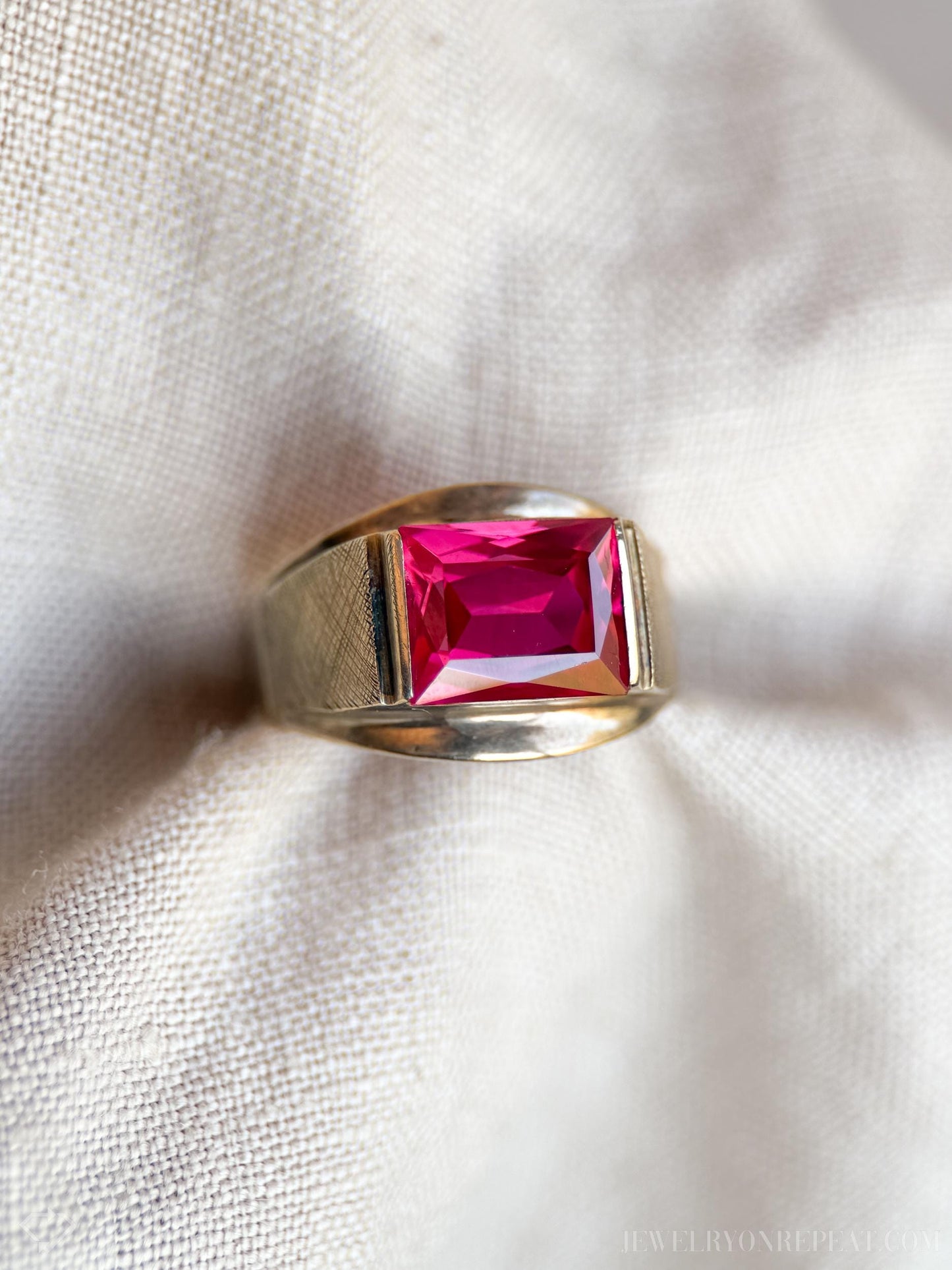 Vintage Art Deco Ruby Ring in 14k Gold, Antique Unisex Jewelry from the 1960s - Timeless, Sustainable, @JewelryOnRepeat