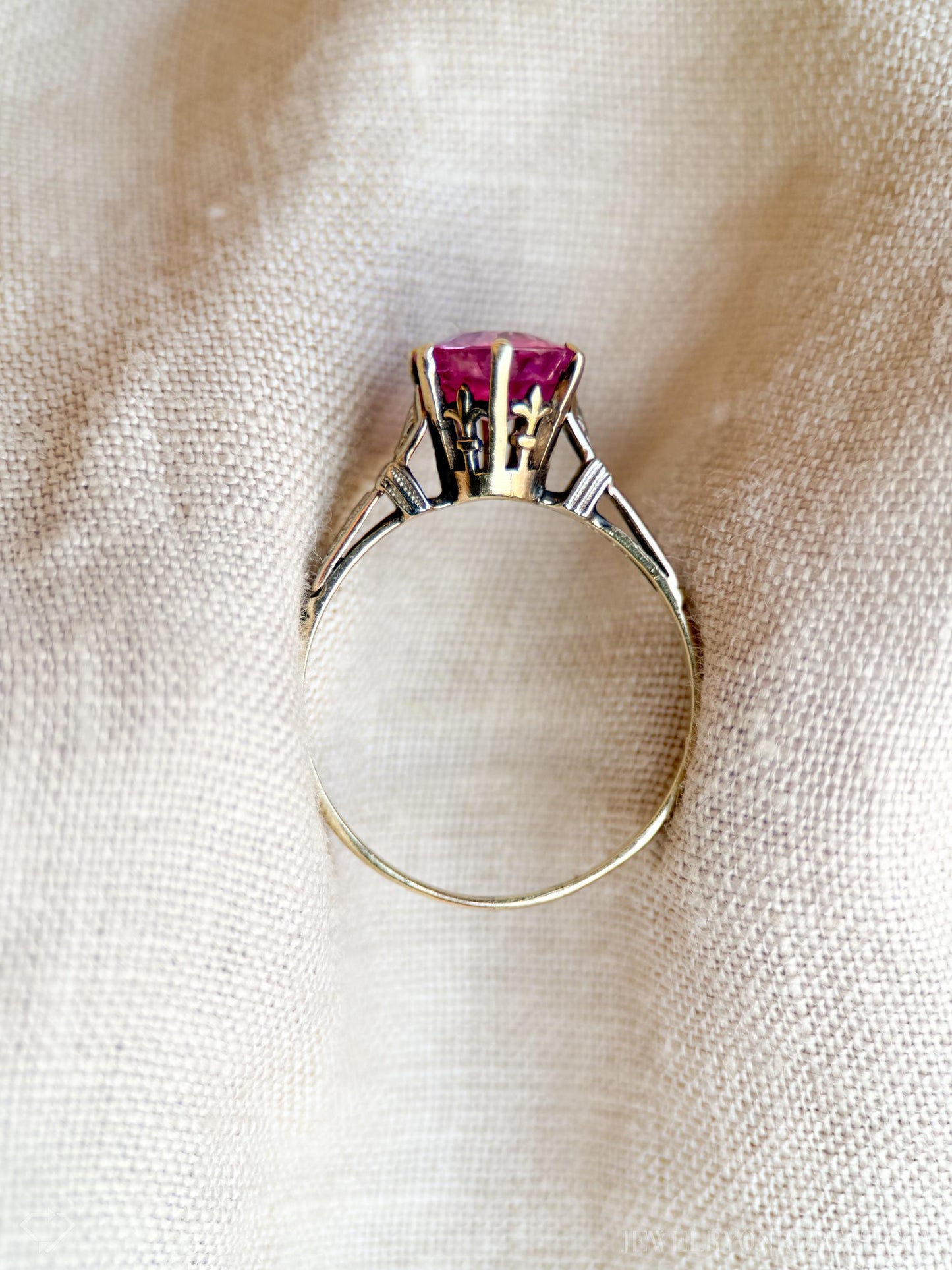 Vintage Art Deco Pink Sapphire Gemstone Solitaire Ring in 10k Gold, Antique Jewelry from the 1930s - Timeless, Sustainable, @JewelryOnRepeat