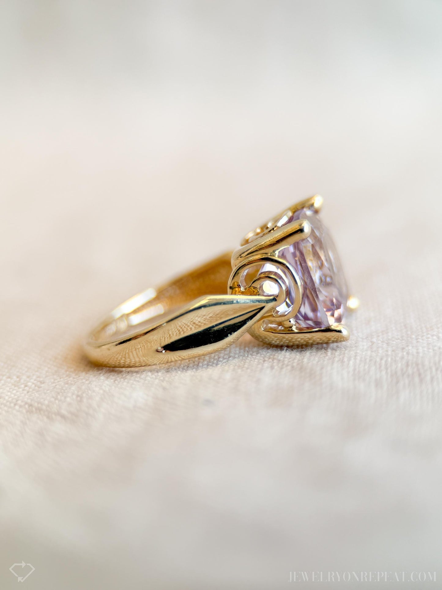 Vintage Purple Amethyst Solitaire Ring in 14k Gold, Antique Jewelry from the 1990s - Timeless, Sustainable, @JewelryOnRepeat