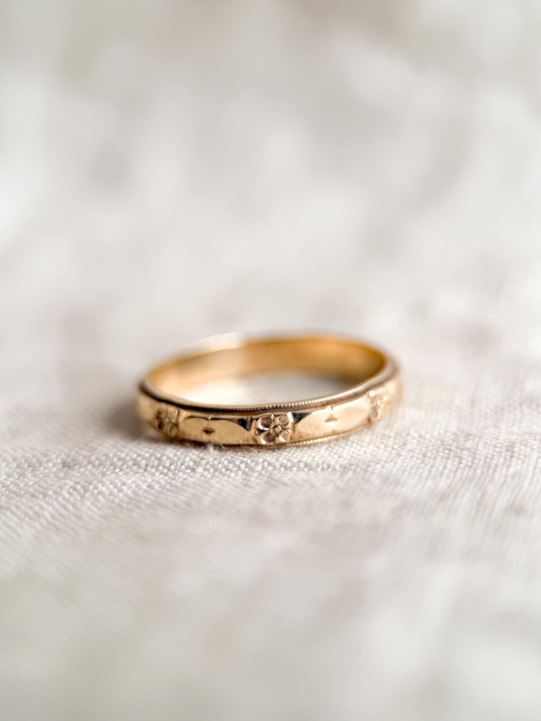 Vintage Floral Filigree Wedding Band – Yellow & White Gold, 1950s
