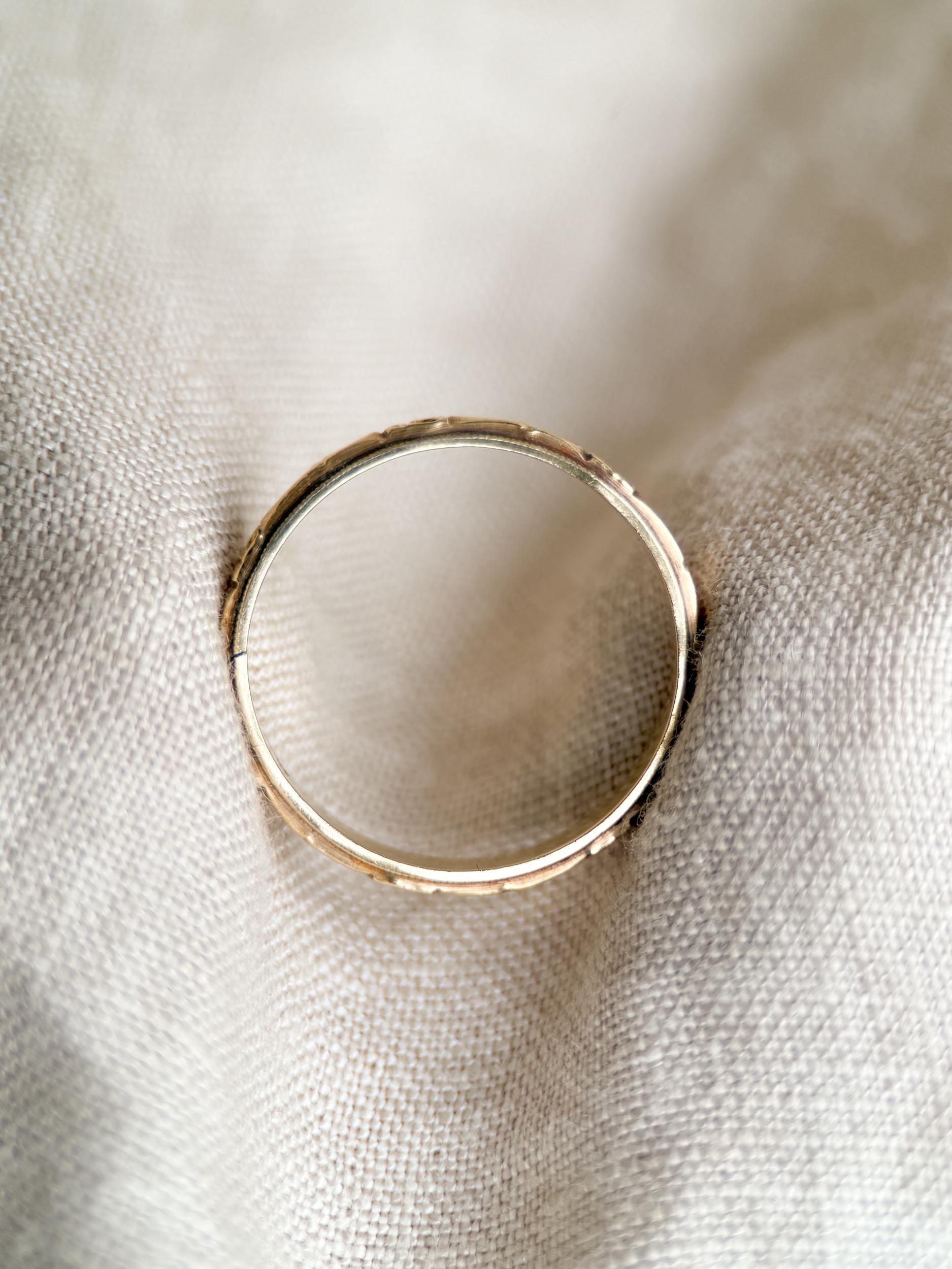 Vintage Floral Filigree Wedding Band – Yellow & White Gold, 1950s