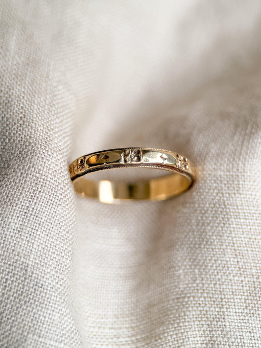 Vintage Floral Filigree Wedding Band – Yellow & White Gold, 1950s