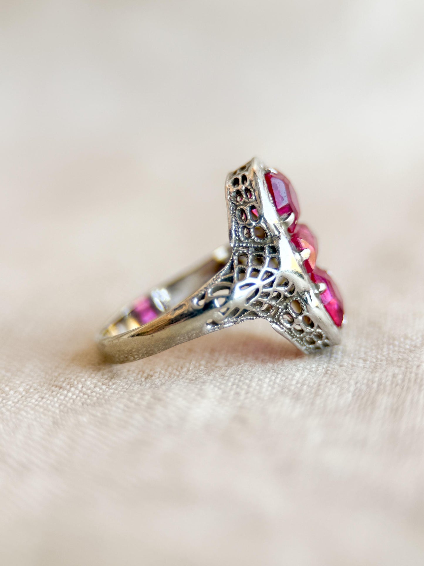 Vintage Ruby Gemstone Filigree Ring in 14k White Gold, Antique Jewelry from the 1920s