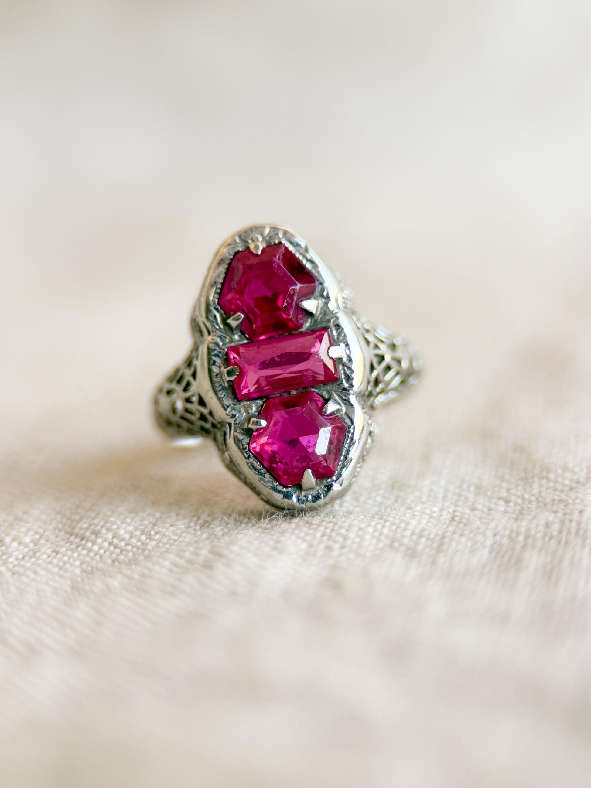 Vintage Ruby Gemstone Filigree Ring in 14k White Gold, Antique Jewelry from the 1920s