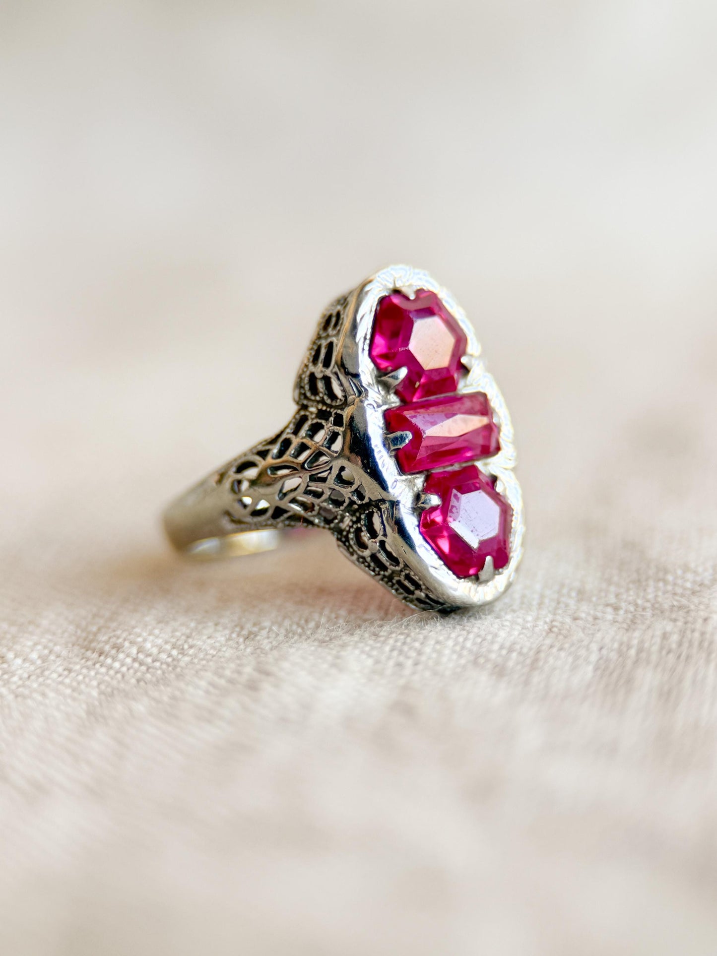 Vintage Ruby Gemstone Filigree Ring in 14k White Gold, Antique Jewelry from the 1920s