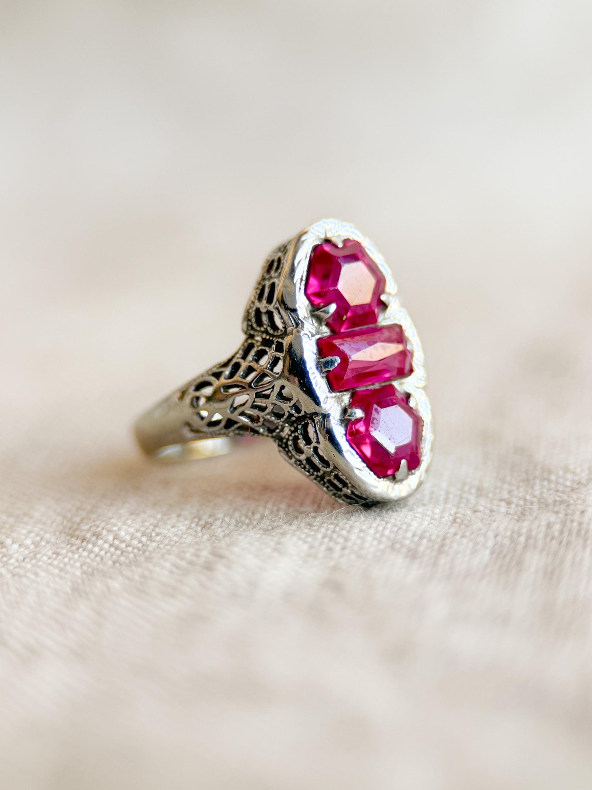 Vintage Ruby Gemstone Filigree Ring in 14k White Gold, Antique Jewelry from the 1920s