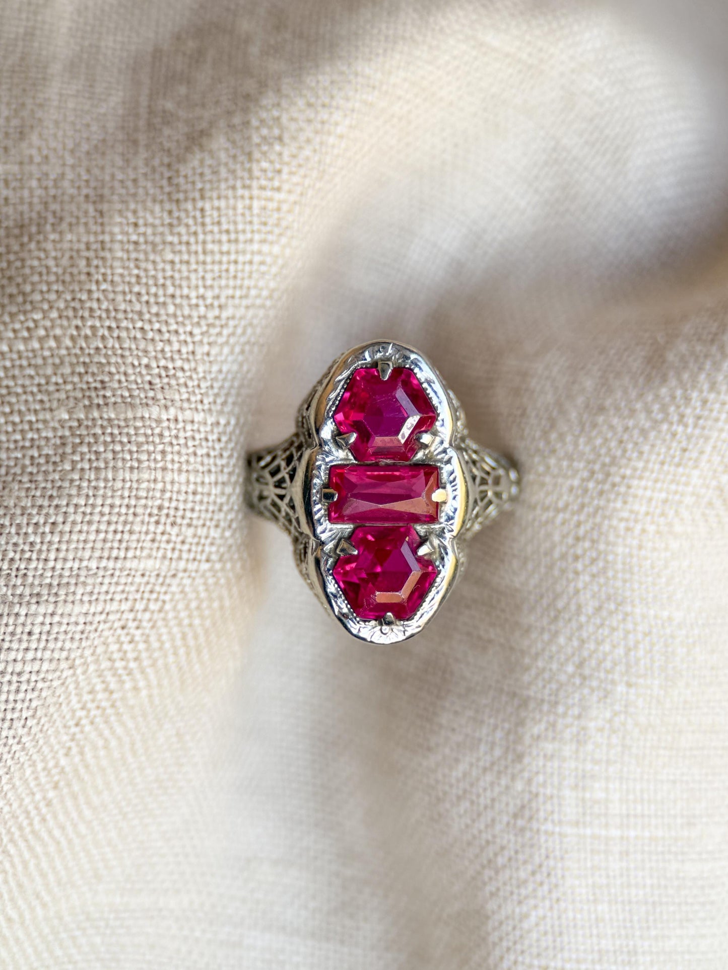 Vintage Ruby Gemstone Filigree Ring in 14k White Gold, Antique Jewelry from the 1920s