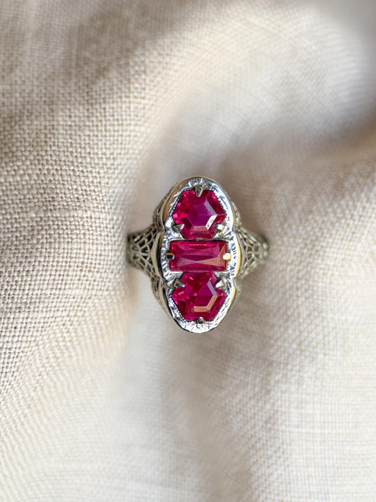 Vintage Ruby Gemstone Filigree Ring in 14k White Gold, Antique Jewelry from the 1920s