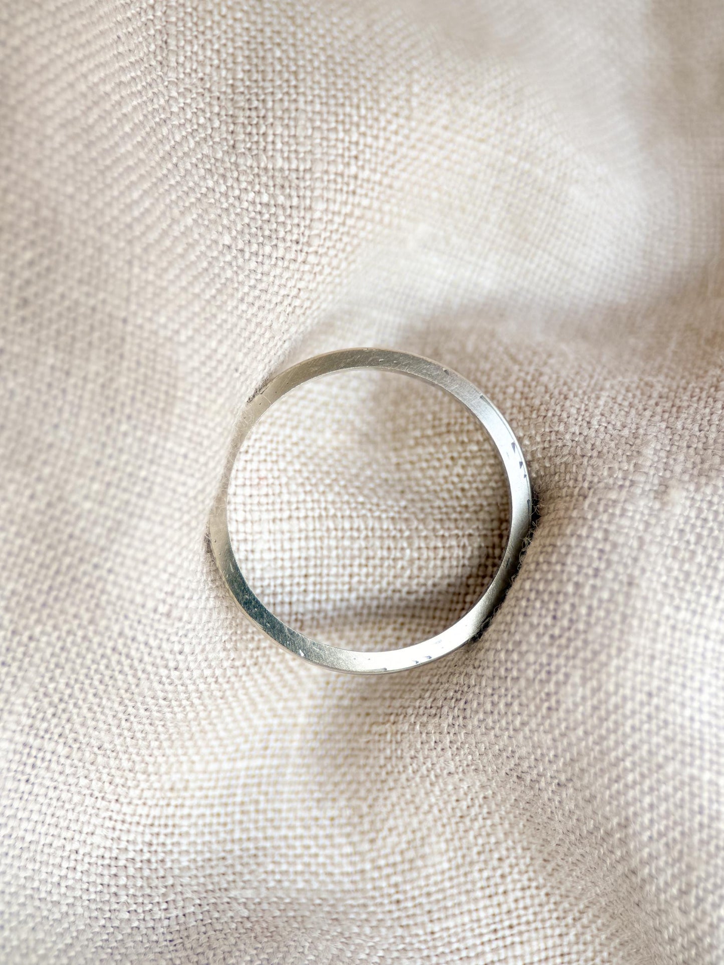 Vintage Classic Wedding Band in 14k White Gold, Retro Jewelry from the 1990s