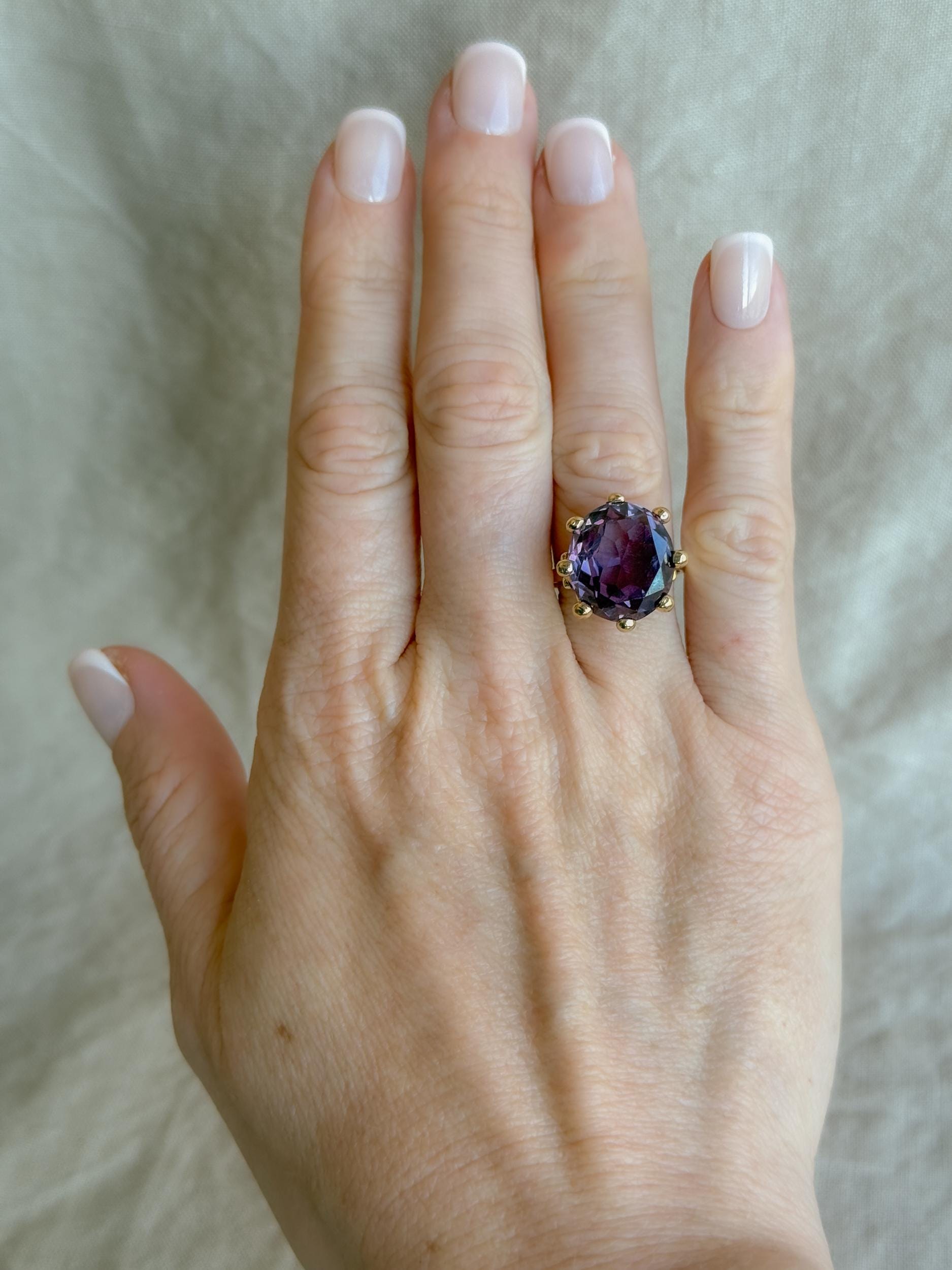 Vintage Oval Purple Sapphire Solitaire Gemstone Ring in 14k Gold, Retro Jewelry from the 1990s
