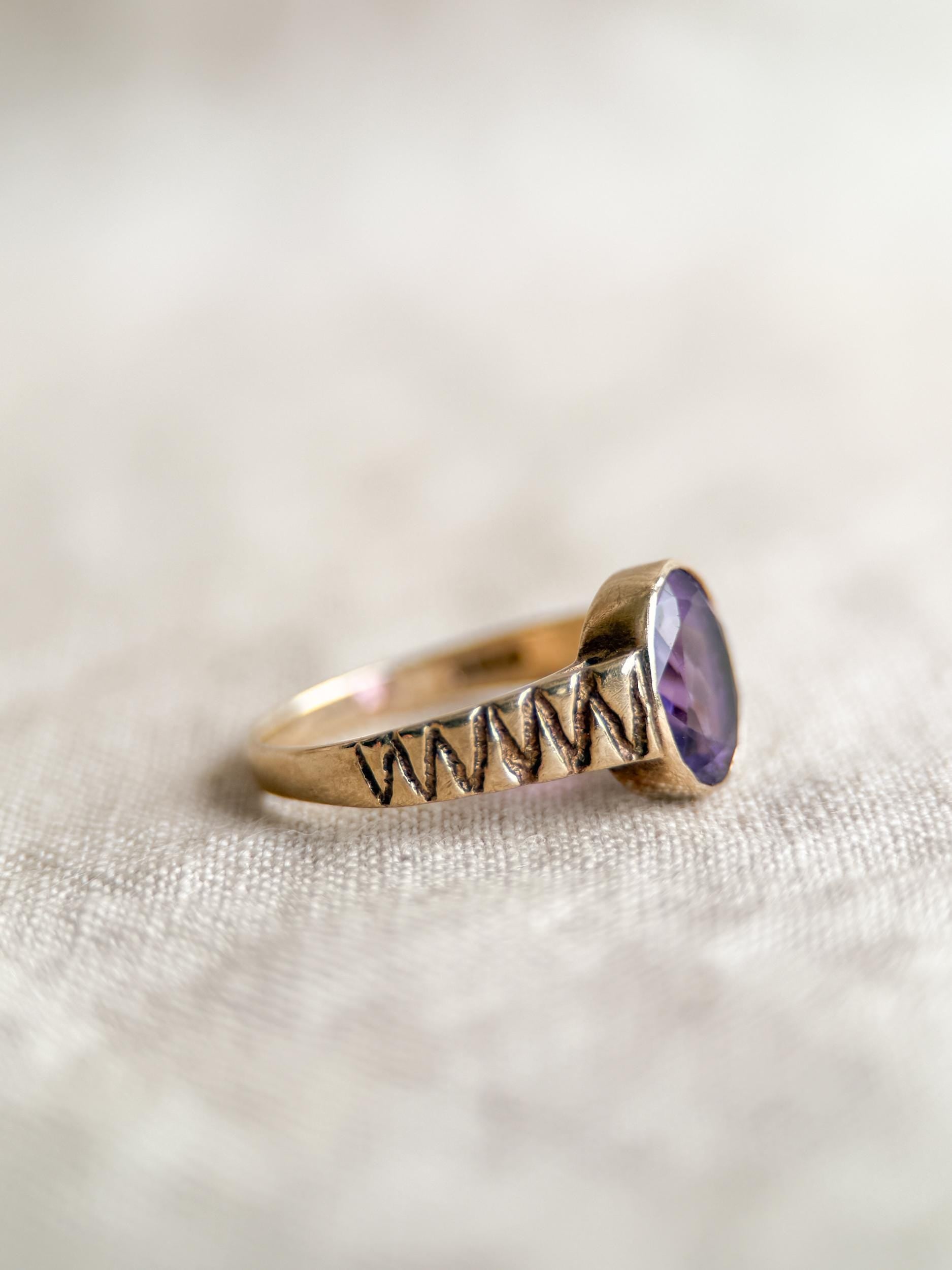 Vintage Purple Amethyst Oval Gemstone Ring in 14k Gold, Antique Jewelry from the 1970s