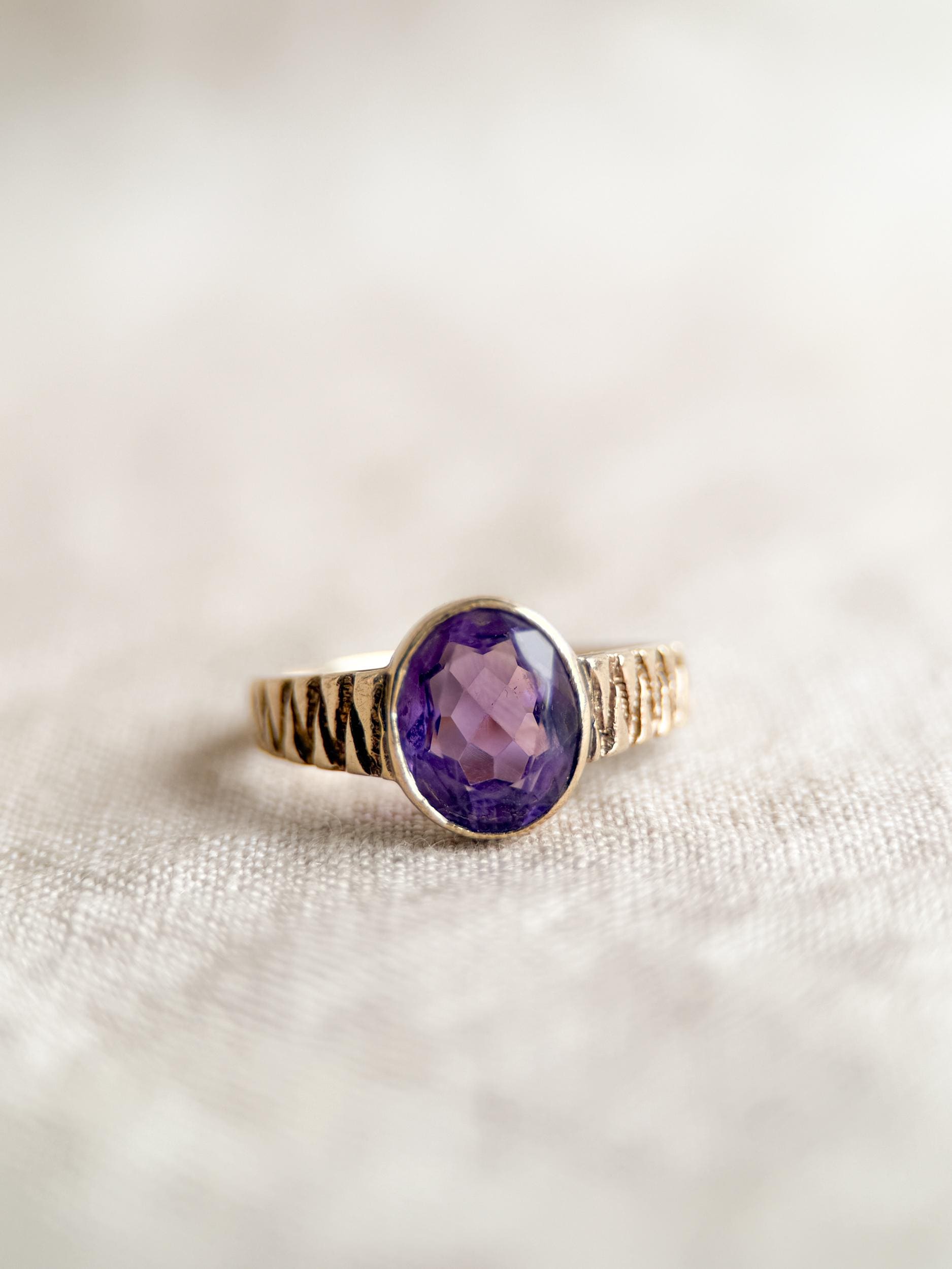 Vintage Purple Amethyst Oval Gemstone Ring in 14k Gold, Antique Jewelry from the 1970s