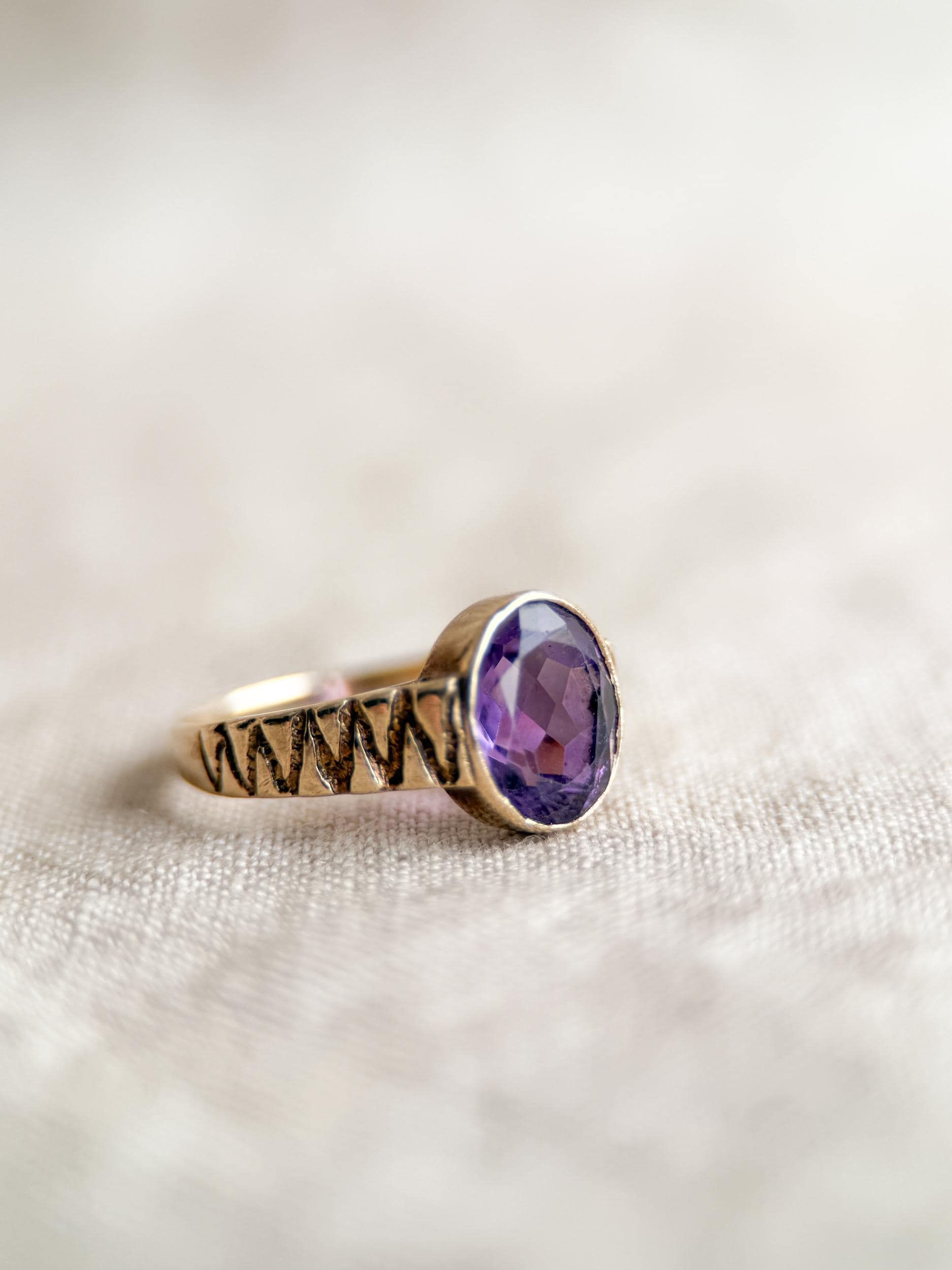 Vintage Purple Amethyst Oval Gemstone Ring in 14k Gold, Antique Jewelry from the 1970s