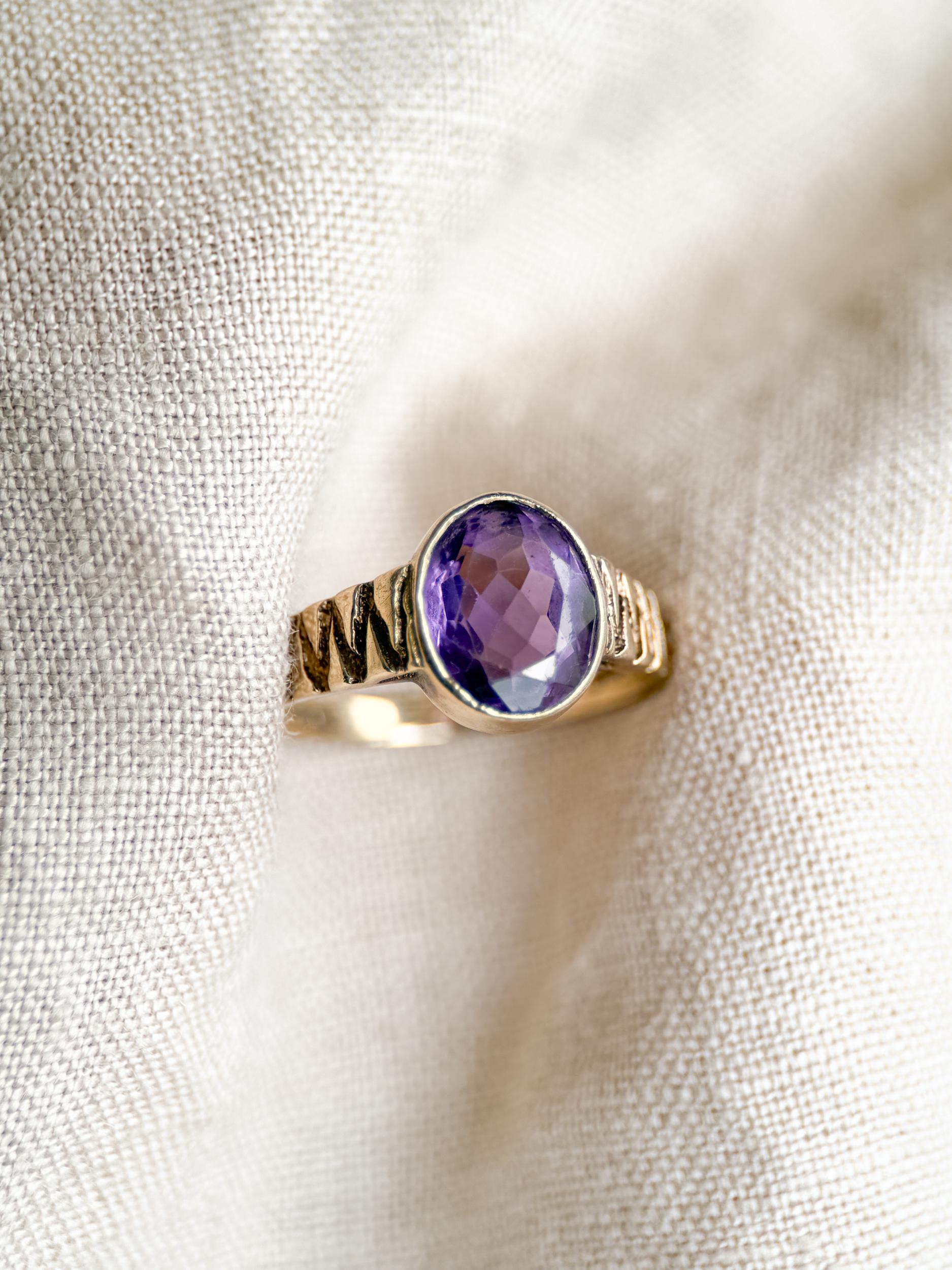 Vintage Purple Amethyst Oval Gemstone Ring in 14k Gold, Antique Jewelry from the 1970s
