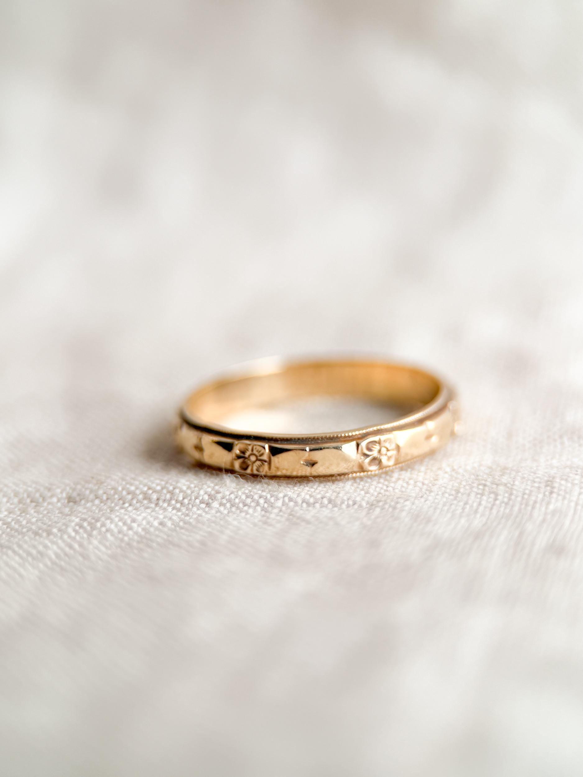 Vintage Floral Filigree Wedding Band – Yellow & White Gold, 1950s