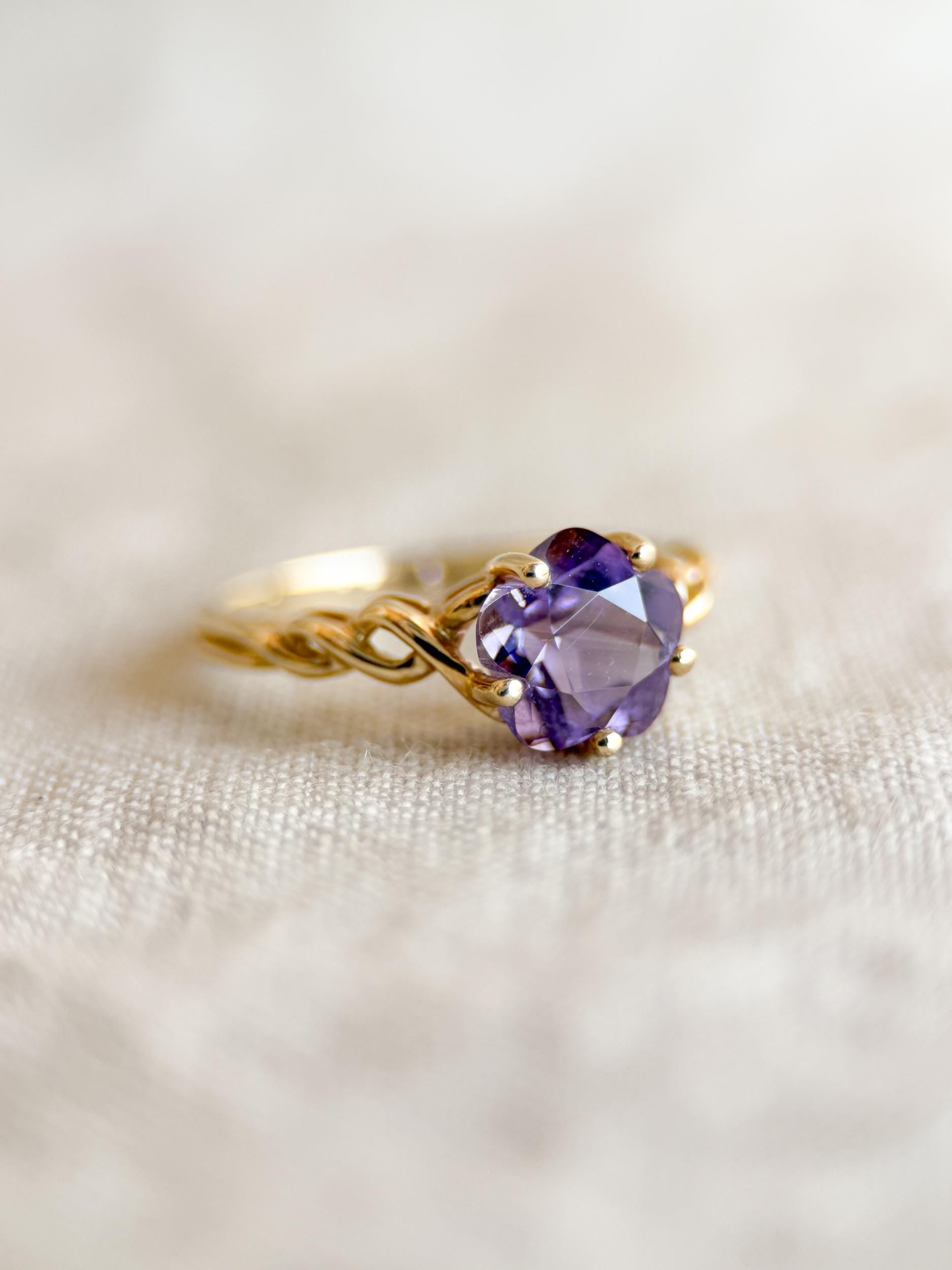 Vintage 1990s Floral Cut Amethyst Ring - 14k Gold Statement Piece, Retro Style Cocktail Jewelry