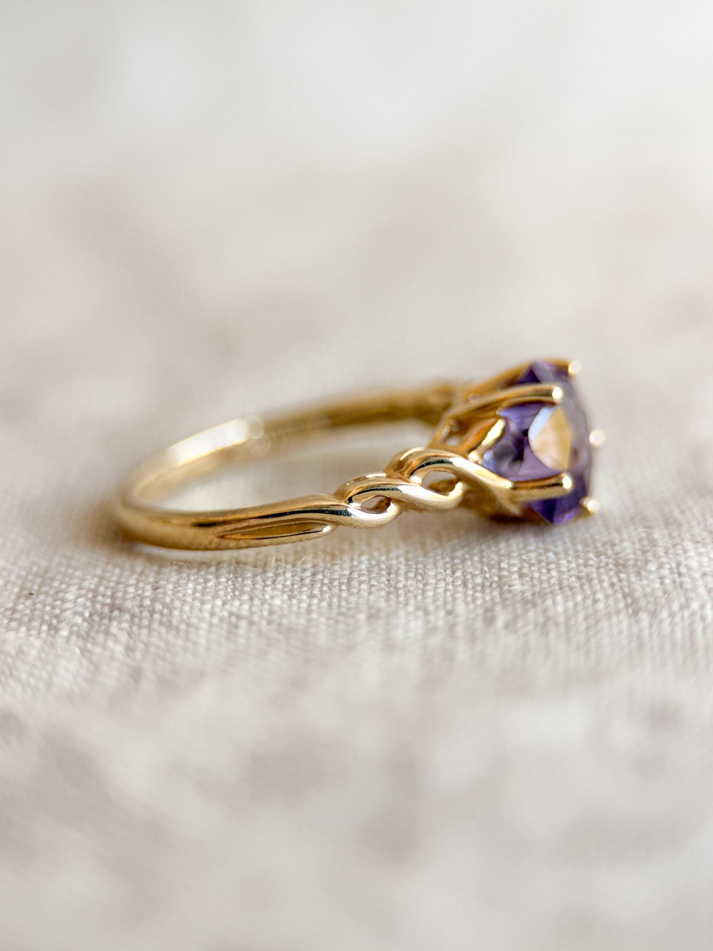 Vintage 1990s Floral Cut Amethyst Ring - 14k Gold Statement Piece, Retro Style Cocktail Jewelry