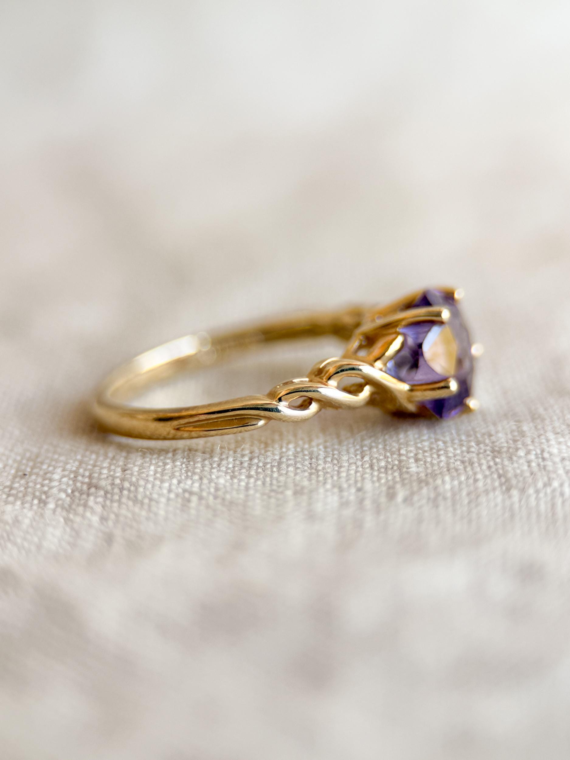 Vintage 1990s Floral Cut Amethyst Ring - 14k Gold Statement Piece, Retro Style Cocktail Jewelry