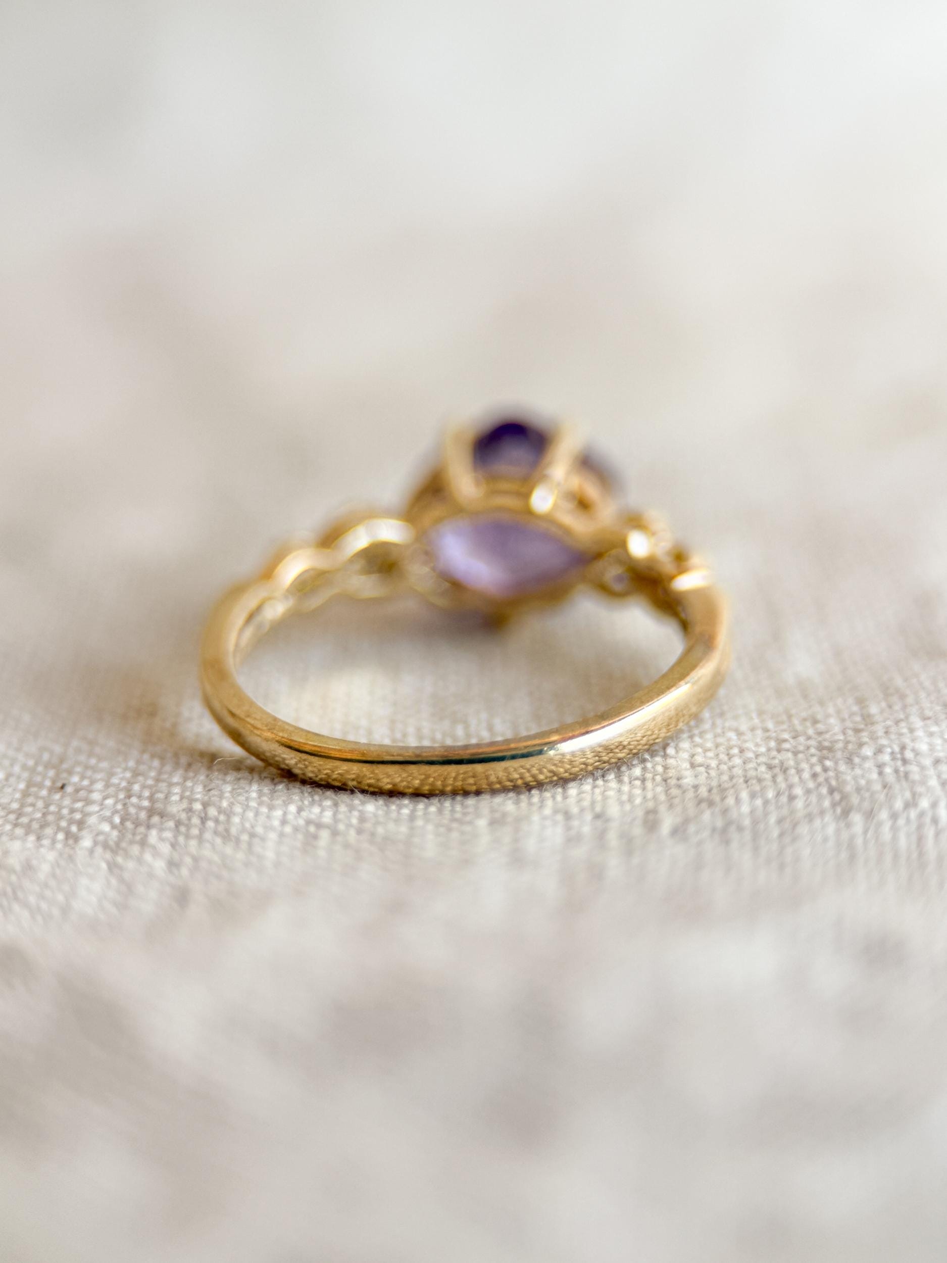 Vintage 1990s Floral Cut Amethyst Ring - 14k Gold Statement Piece, Retro Style Cocktail Jewelry