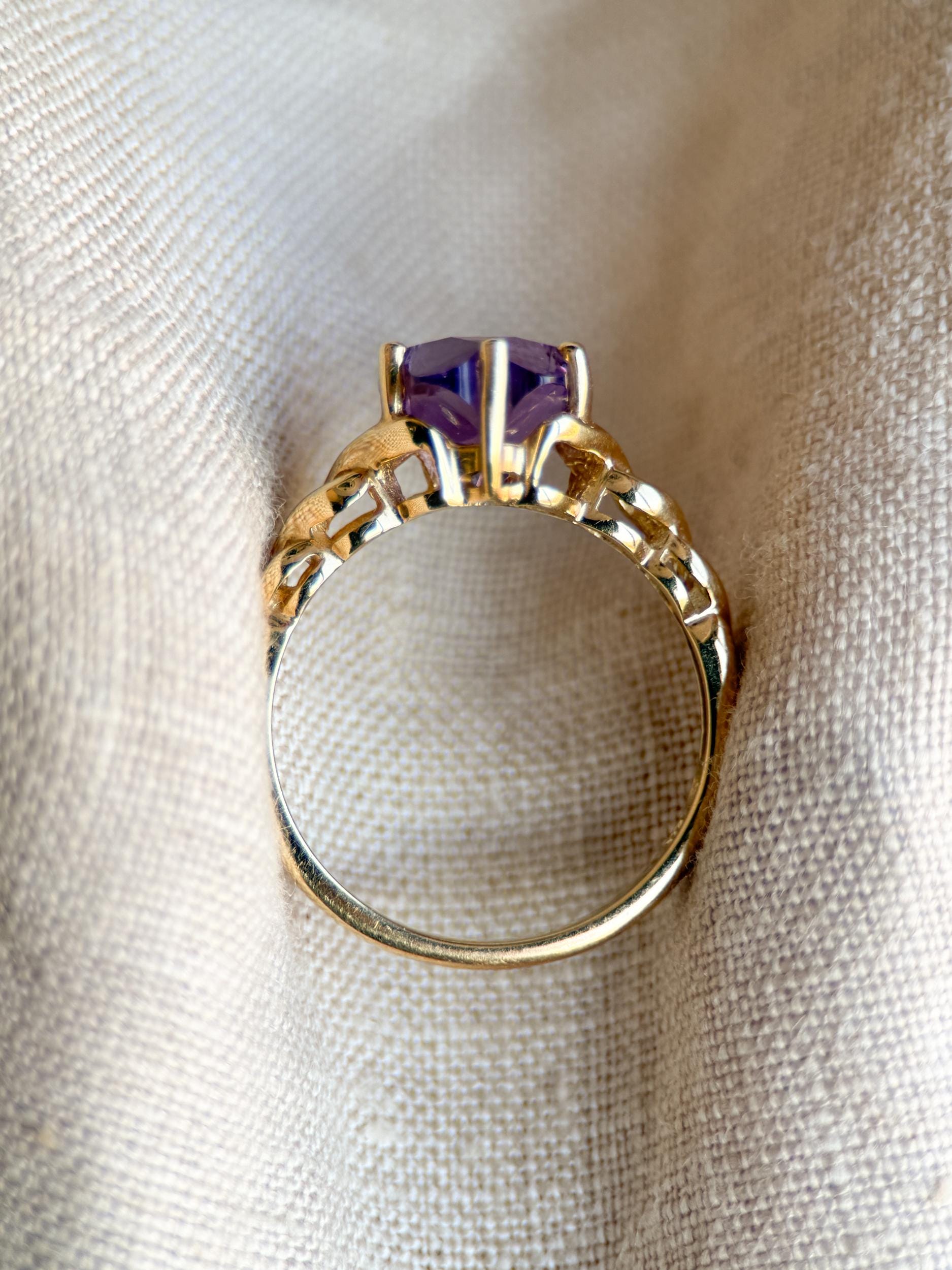 Vintage 1990s Floral Cut Amethyst Ring - 14k Gold Statement Piece, Retro Style Cocktail Jewelry