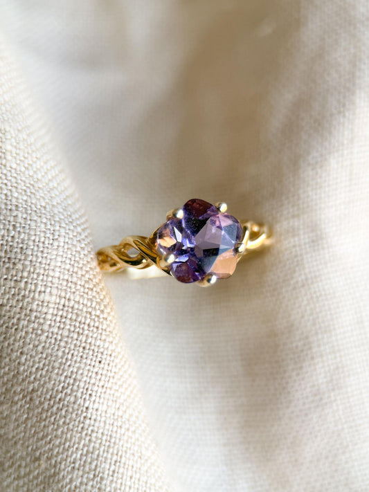 Vintage 1990s Floral Cut Amethyst Ring - 14k Gold Statement Piece, Retro Style Cocktail Jewelry