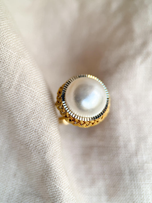 Elegant 1970s Mabe Pearl Solitaire Cocktail Ring - 14k Gold Vintage Statement Jewelry