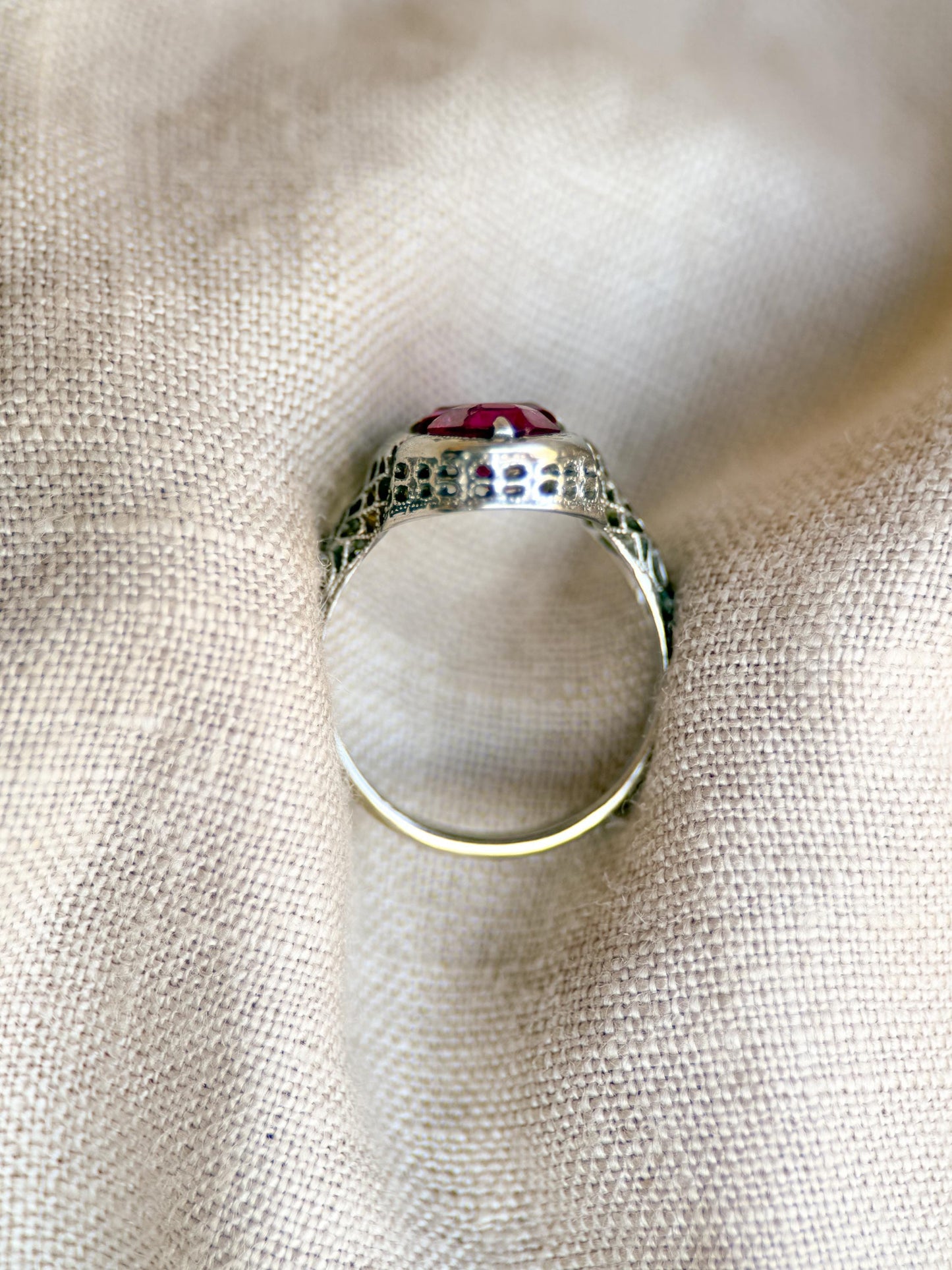 Vintage Ruby Gemstone Filigree Ring in 14k White Gold, Antique Jewelry from the 1920s