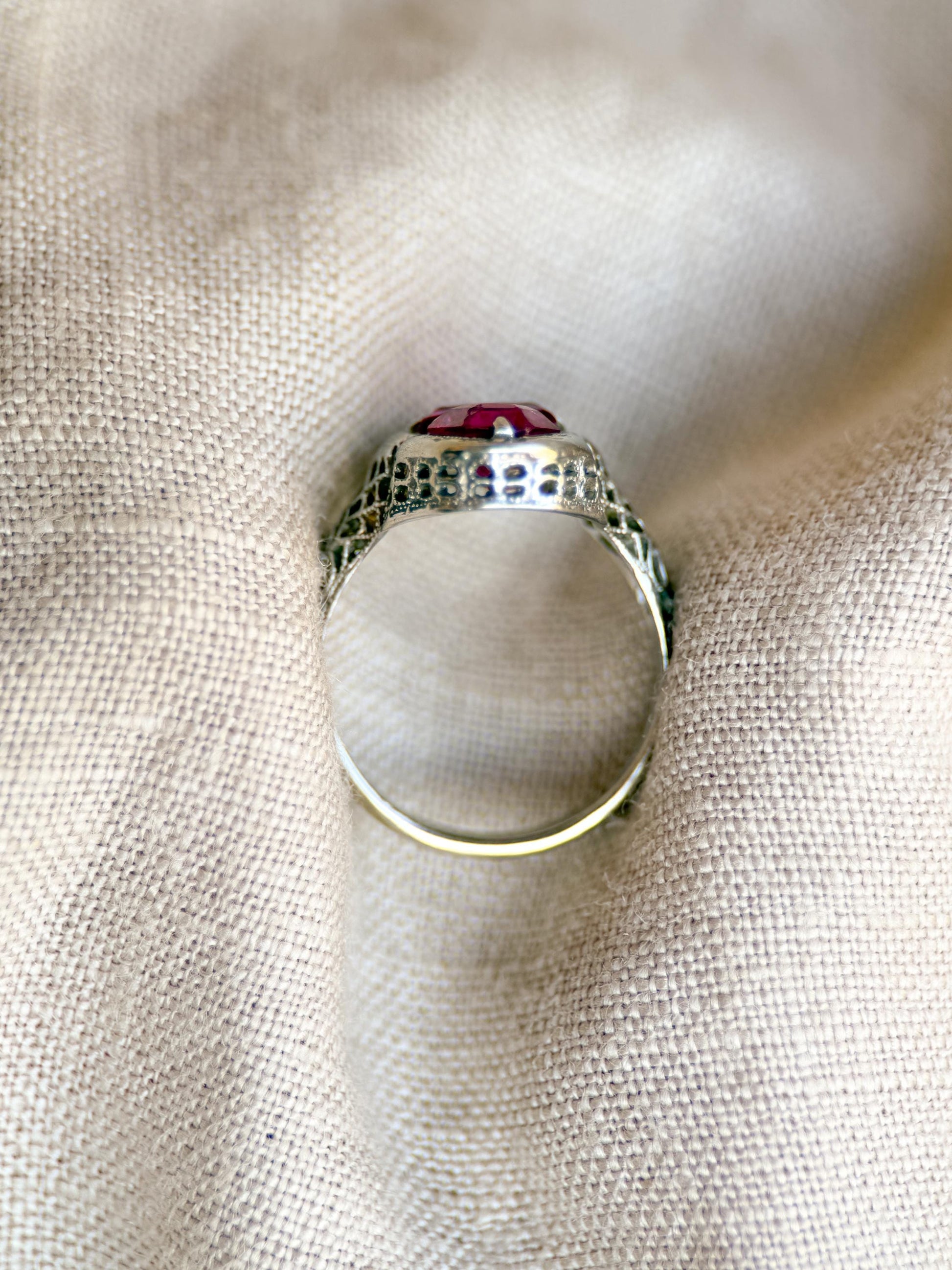 Vintage Ruby Gemstone Filigree Ring in 14k White Gold, Antique Jewelry from the 1920s