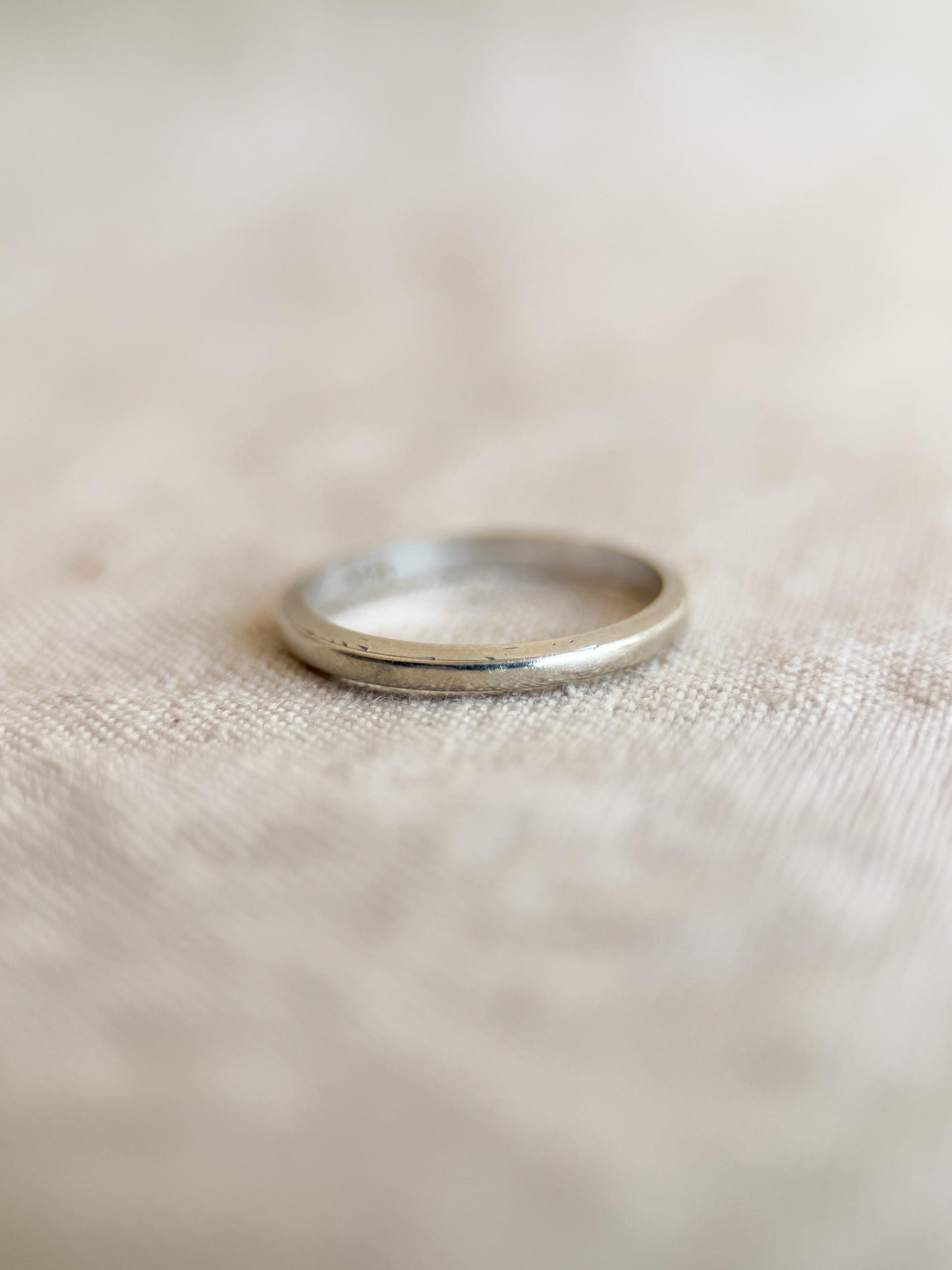 Vintage Classic Wedding Band in 14k White Gold, Retro Jewelry from the 1990s