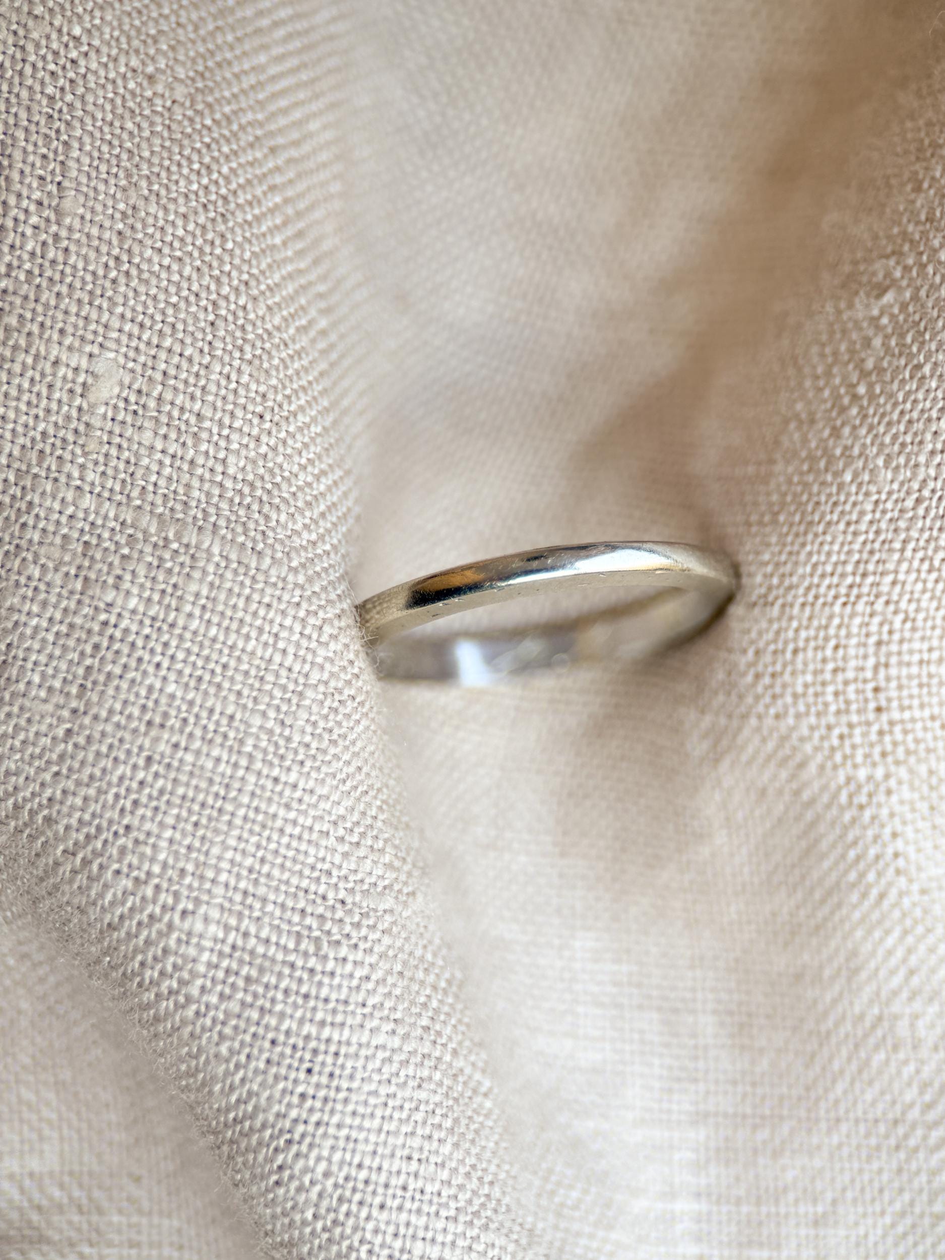 Vintage Classic Wedding Band in 14k White Gold, Retro Jewelry from the 1990s