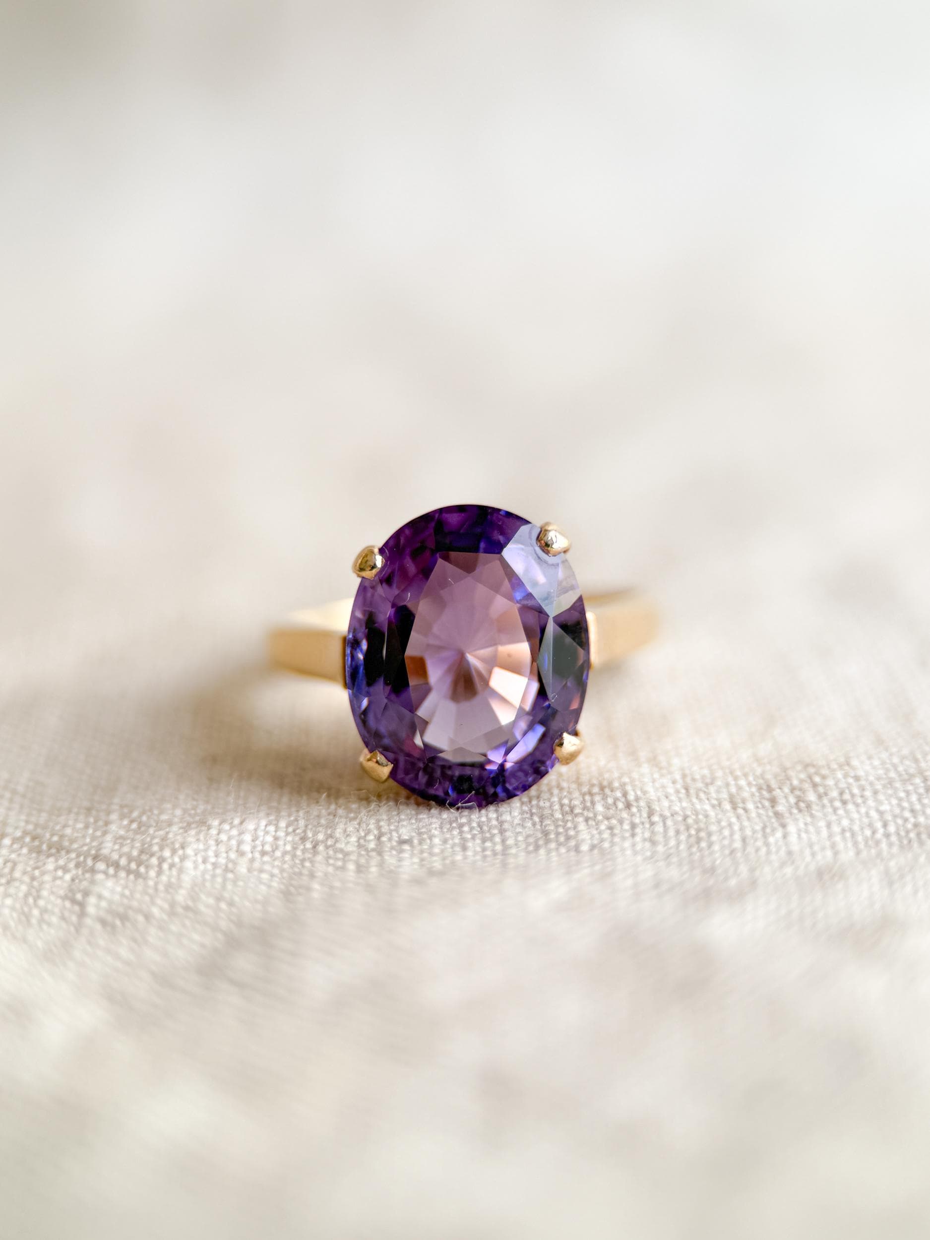 Vintage Oval Purple Amethyst Gemstone Ring – 14k Gold, 1990s