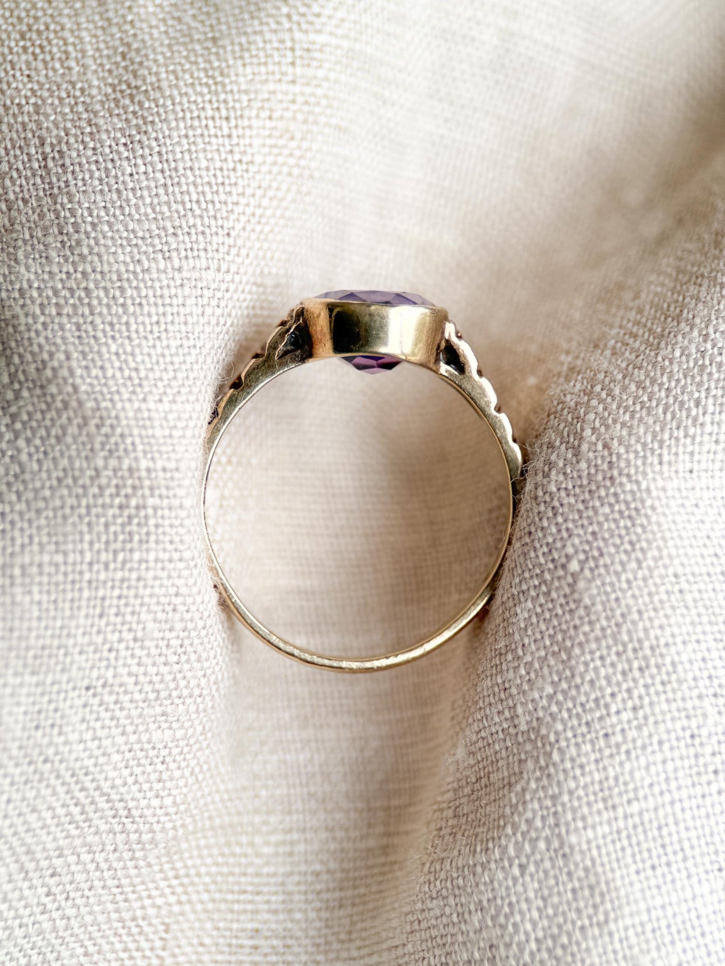 Vintage Purple Amethyst Oval Gemstone Ring in 14k Gold, Antique Jewelry from the 1970s