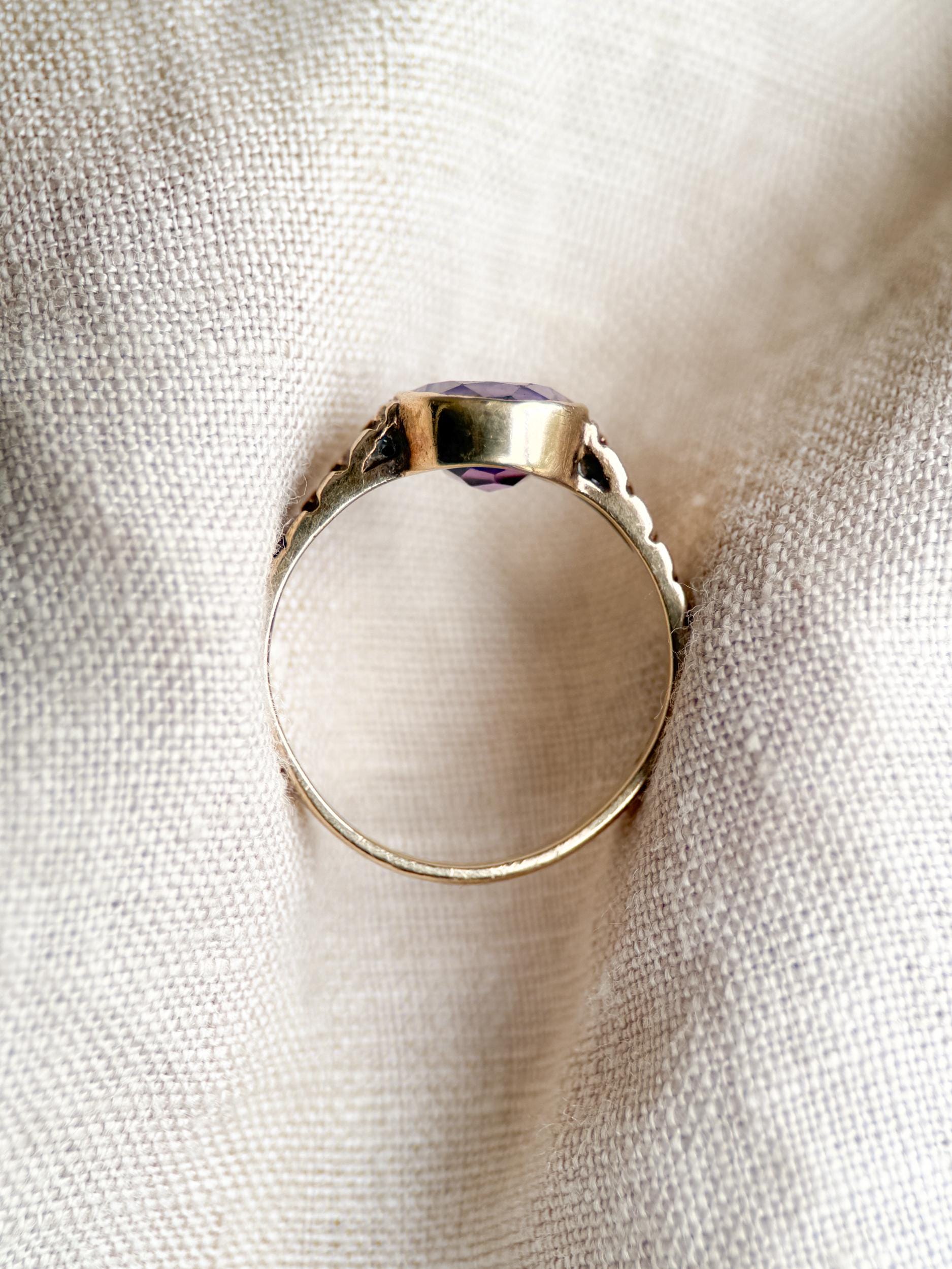 Vintage Purple Amethyst Oval Gemstone Ring in 14k Gold, Antique Jewelry from the 1970s