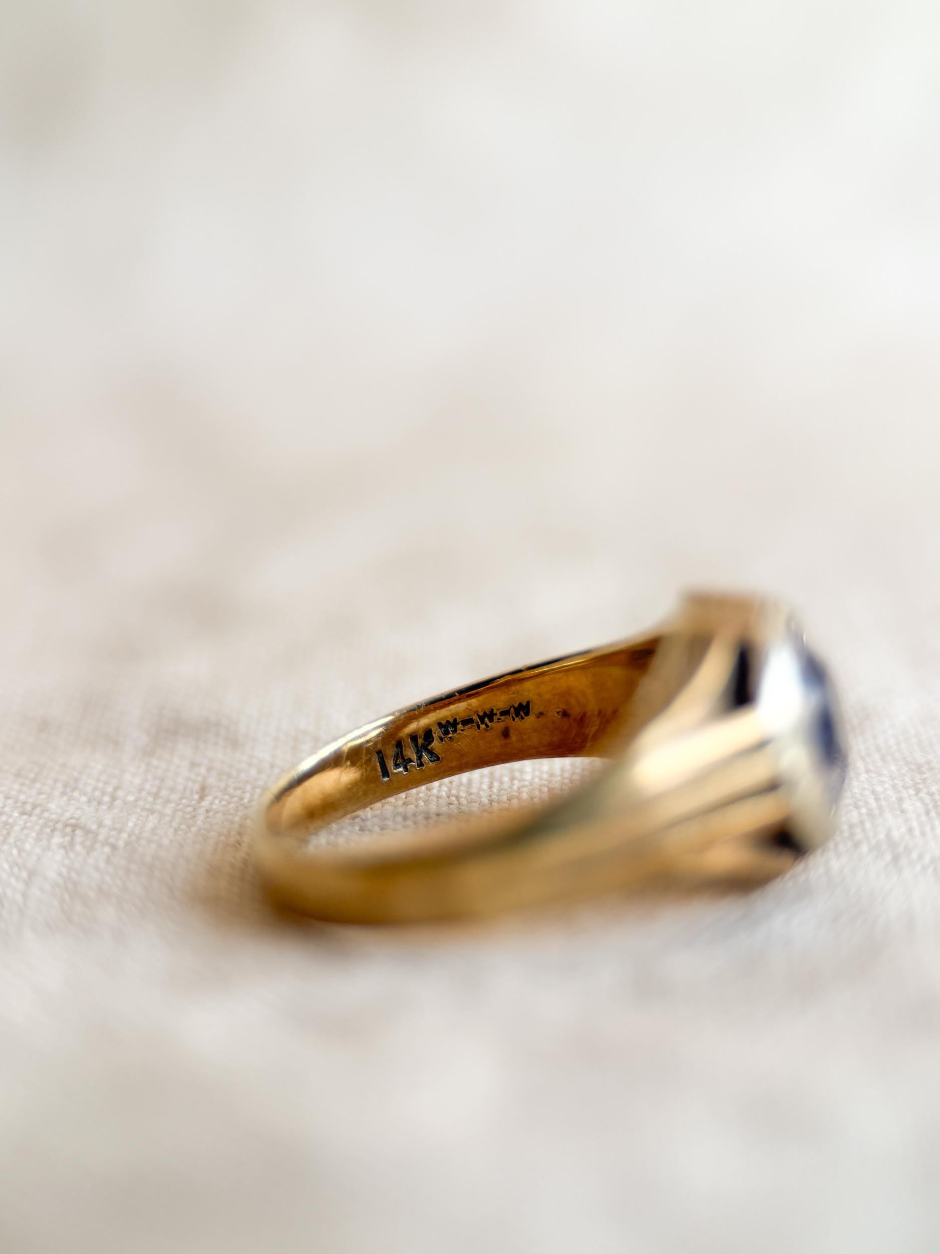 Vintage Purple Amethyst Solitaire Ring in 14k Gold, Antique Jewelry from the 1940s