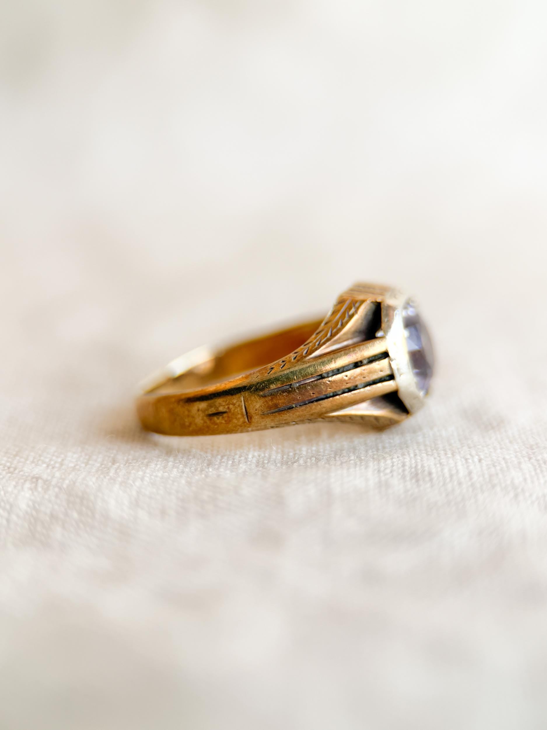 Vintage Purple Amethyst Solitaire Ring in 14k Gold, Antique Jewelry from the 1940s