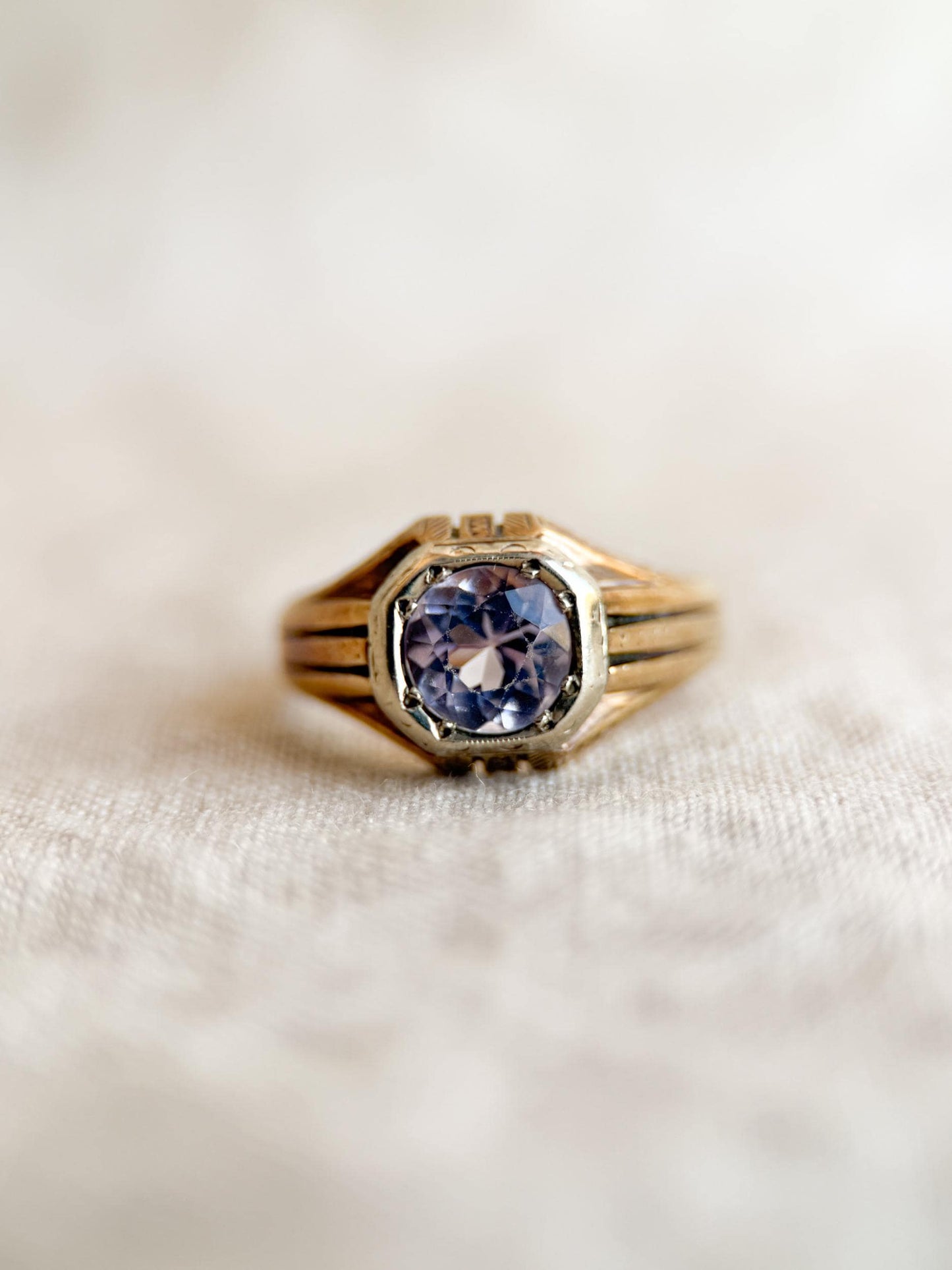 Vintage Purple Amethyst Solitaire Ring in 14k Gold, Antique Jewelry from the 1940s