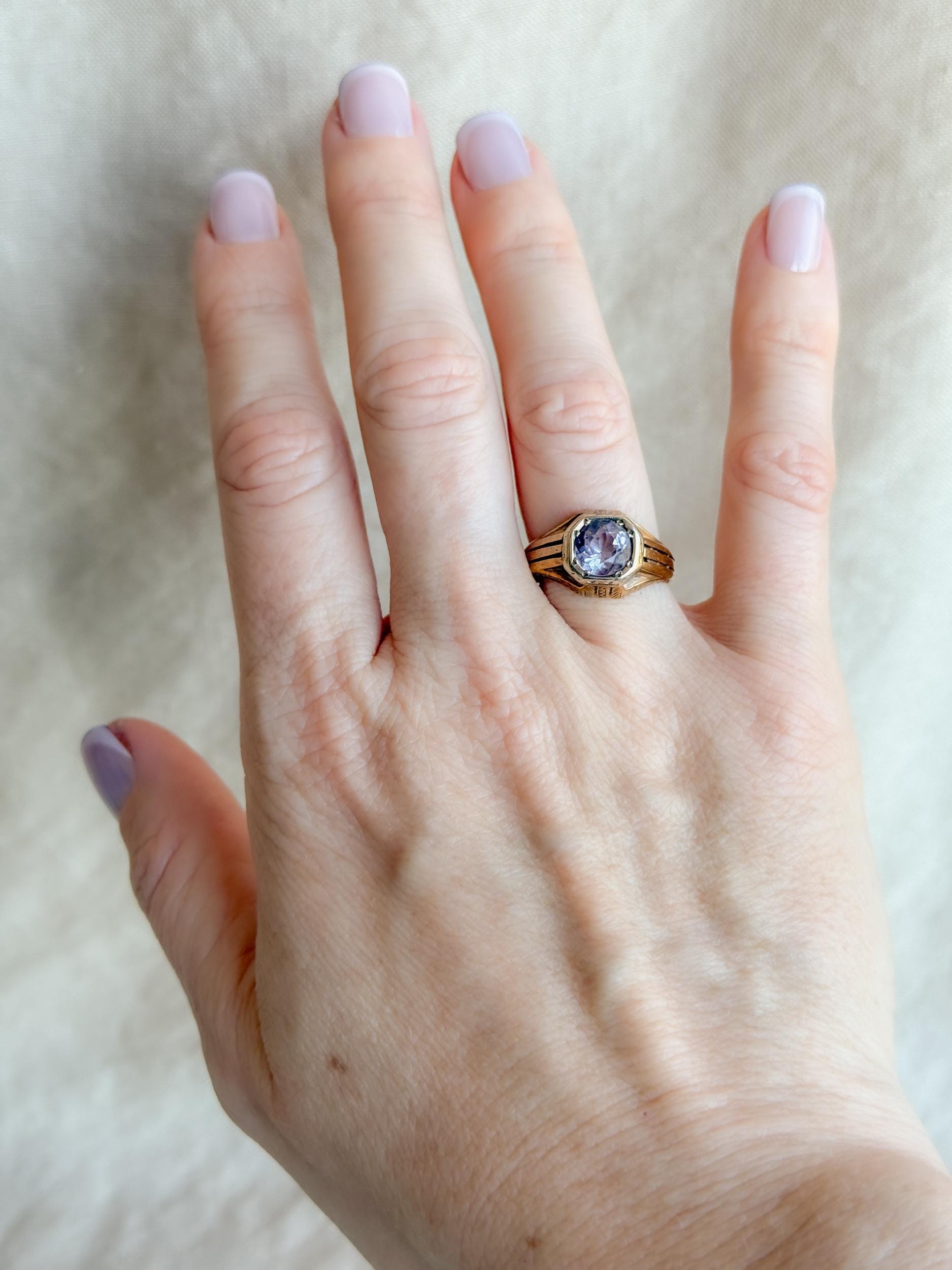 Vintage Purple Amethyst Solitaire Ring in 14k Gold, Antique Jewelry from the 1940s