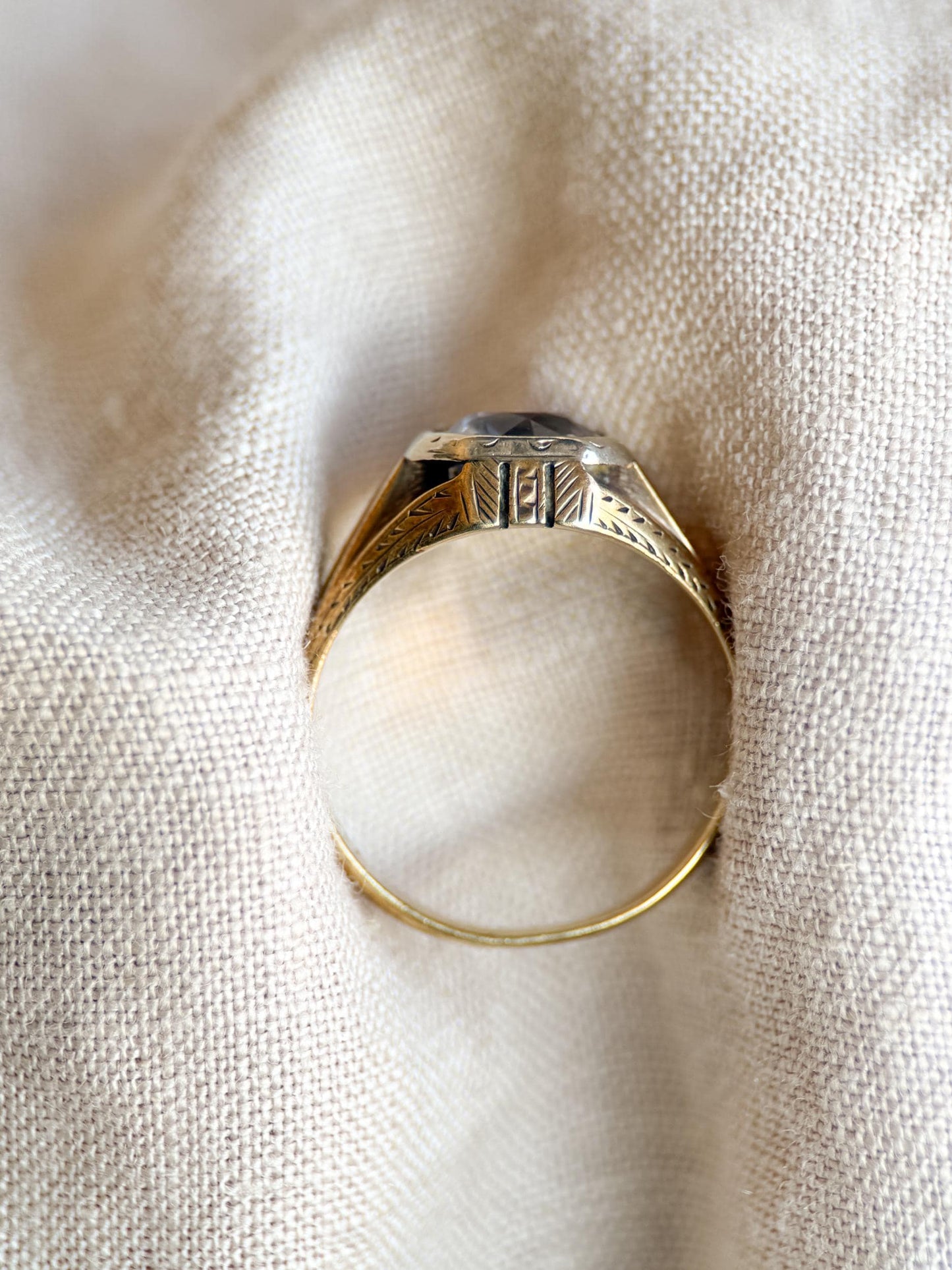 Vintage Purple Amethyst Solitaire Ring in 14k Gold, Antique Jewelry from the 1940s