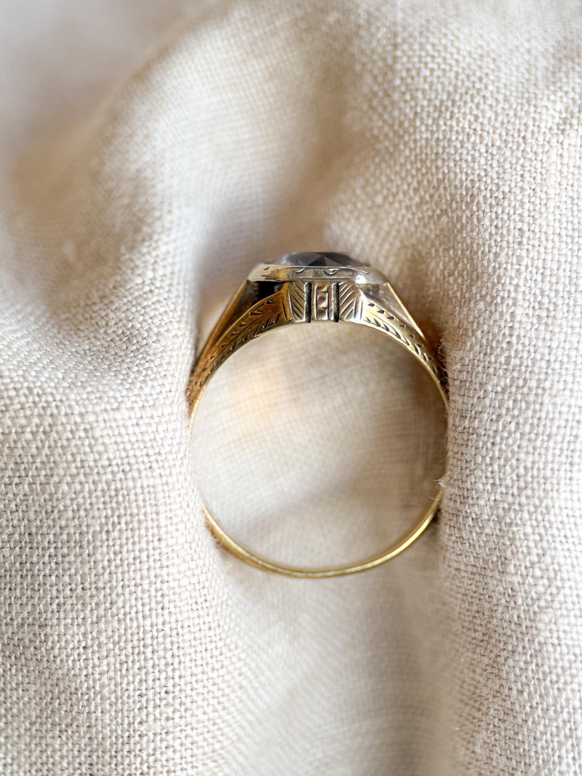 Vintage Purple Amethyst Solitaire Ring in 14k Gold, Antique Jewelry from the 1940s