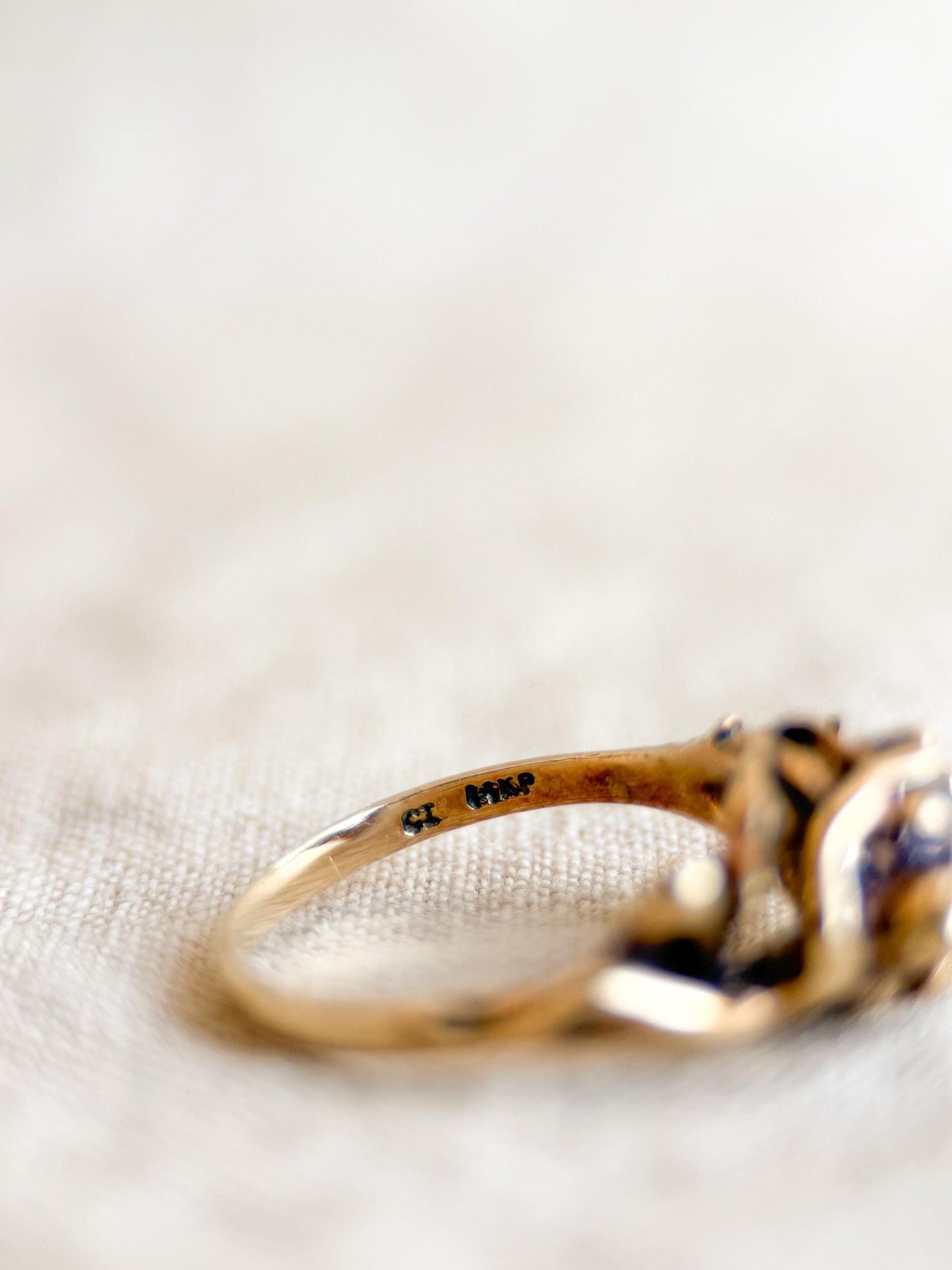 Vintage Purple Amethyst Pearl Sculptural Figure Gemstone Ring in 14k Gold, Antique Jewelry from the 1970s