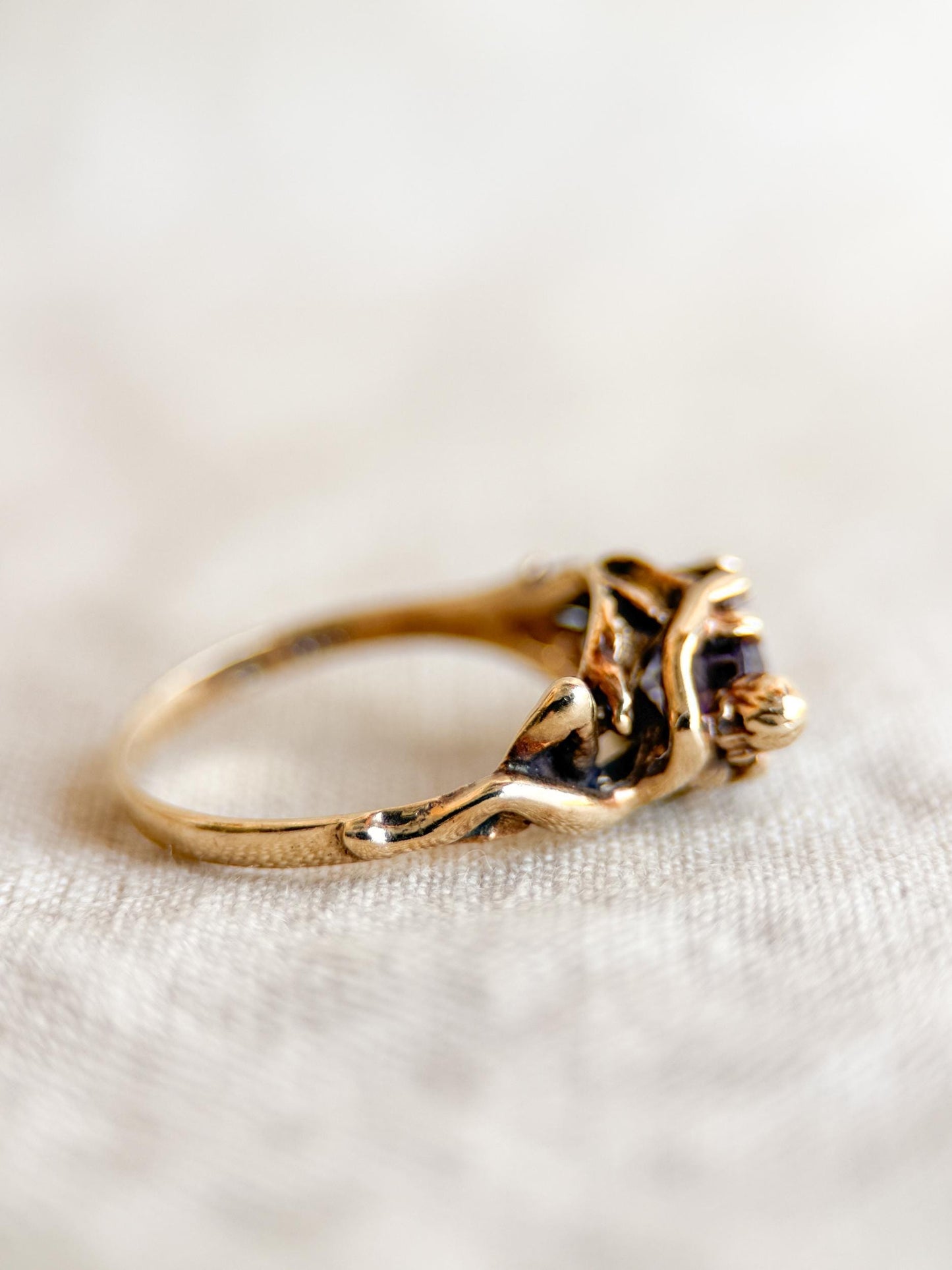 Vintage Purple Amethyst Pearl Sculptural Figure Gemstone Ring in 14k Gold, Antique Jewelry from the 1970s