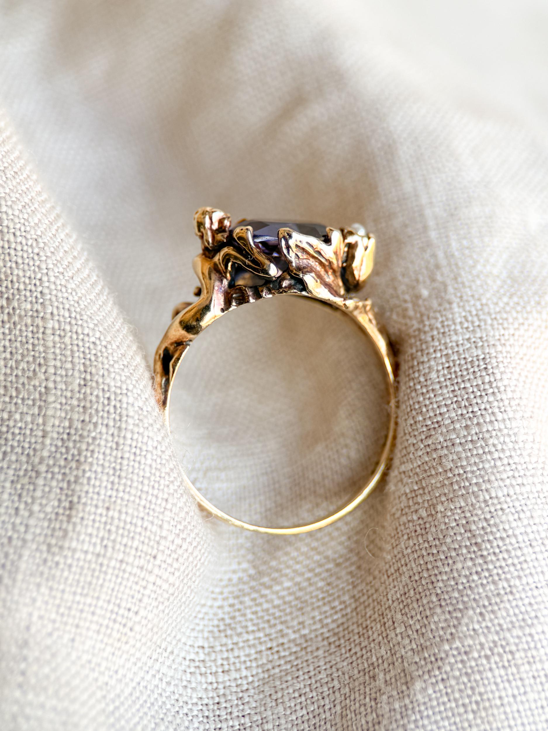 Vintage Purple Amethyst Pearl Sculptural Figure Gemstone Ring in 14k Gold, Antique Jewelry from the 1970s