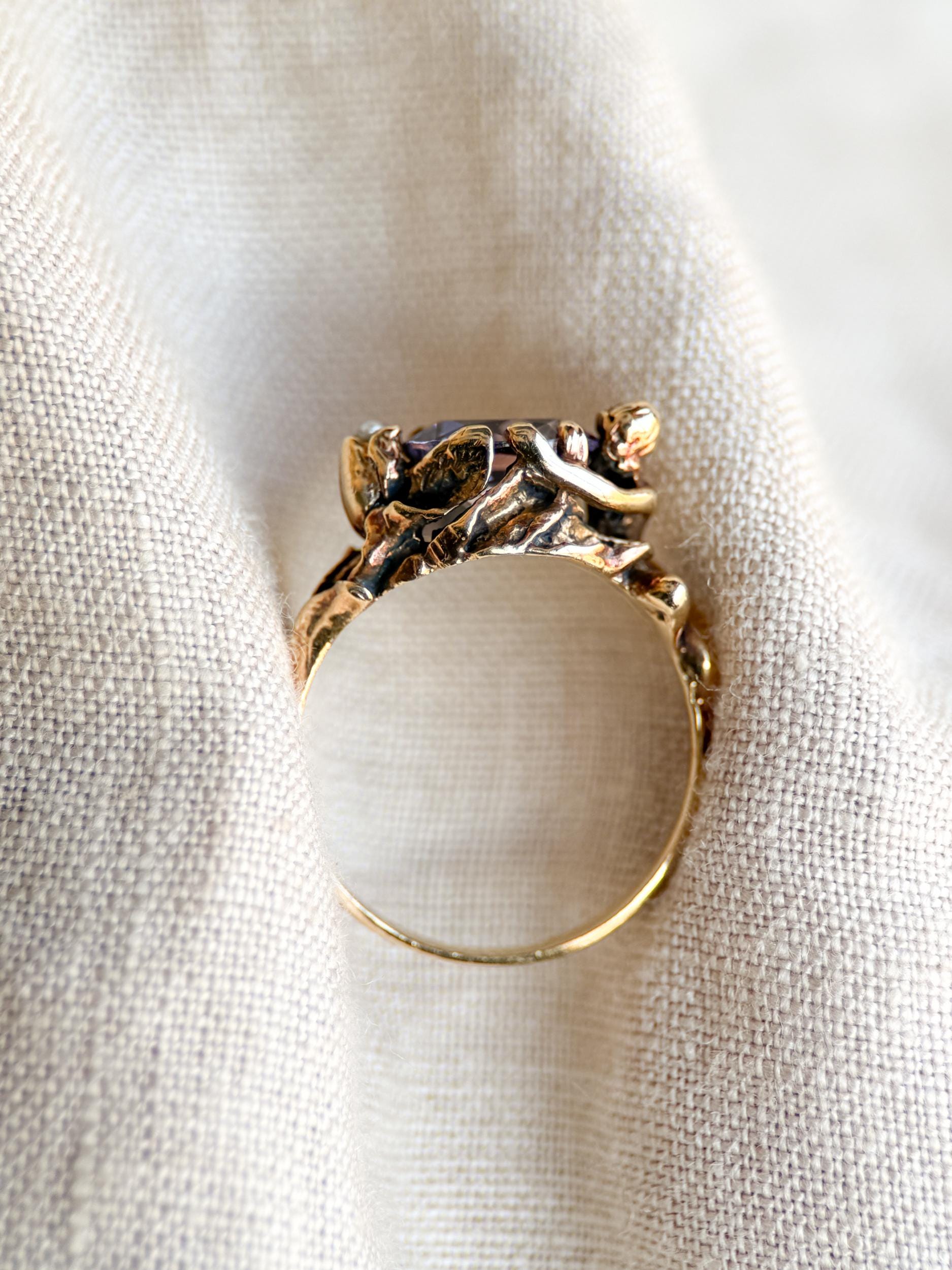 Vintage Purple Amethyst Pearl Sculptural Figure Gemstone Ring in 14k Gold, Antique Jewelry from the 1970s