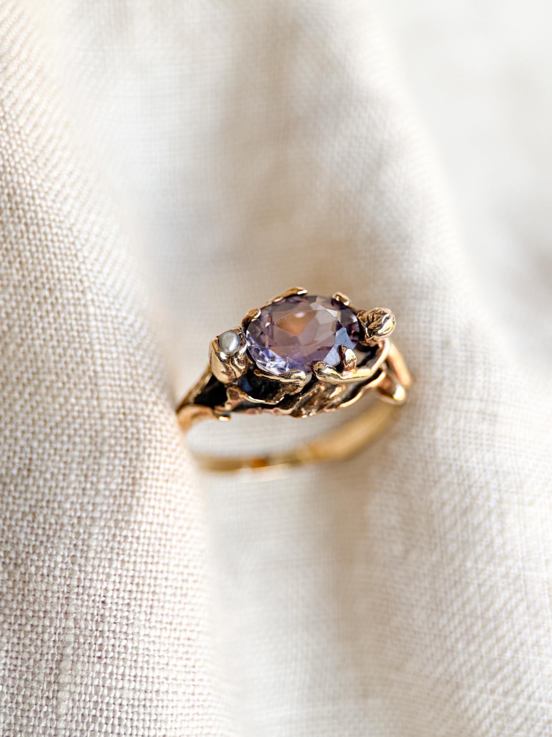 Vintage Purple Amethyst Pearl Sculptural Figure Gemstone Ring in 14k Gold, Antique Jewelry from the 1970s