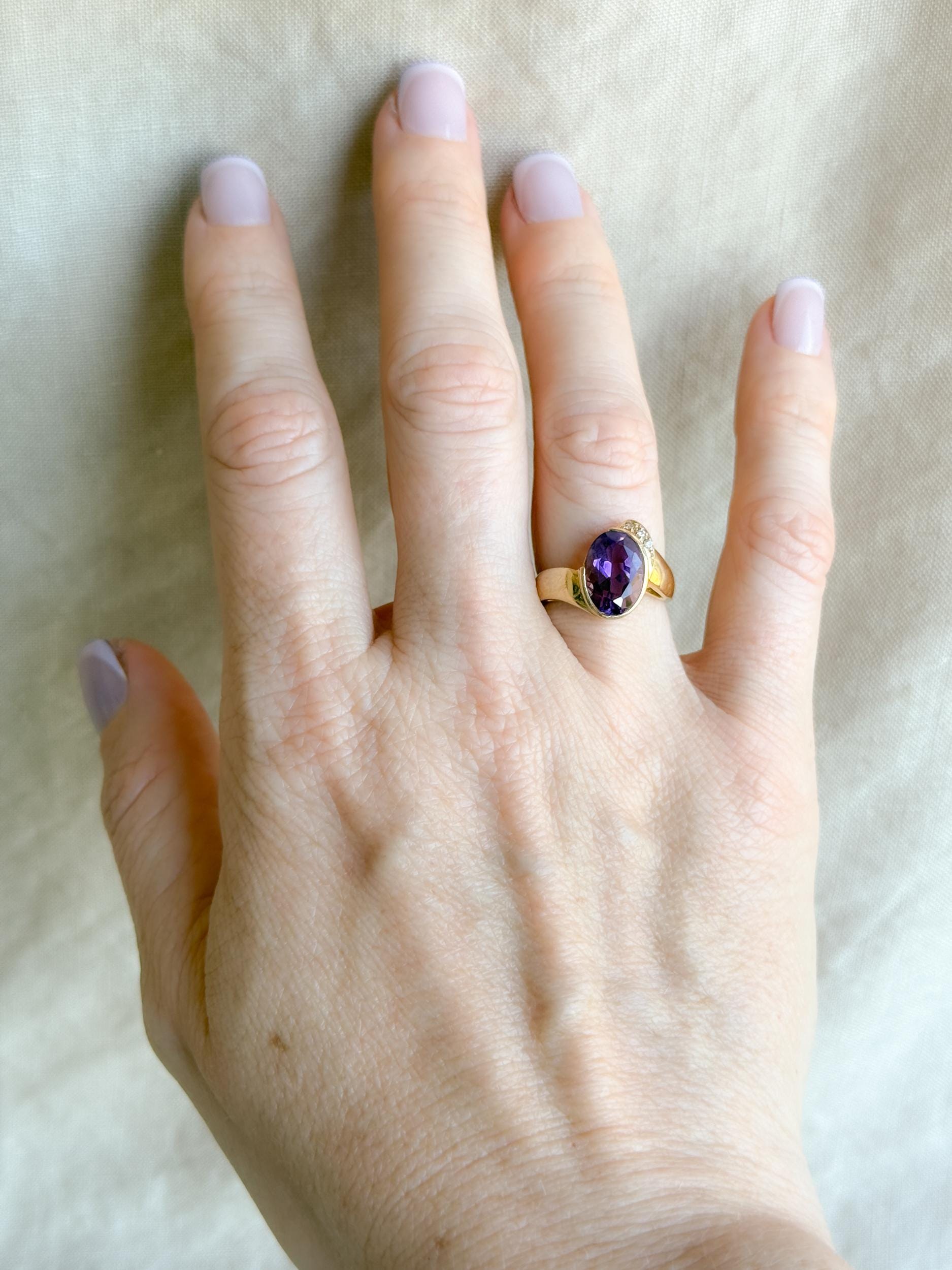 Vintage 1990s Oval Amethyst Ring - 14k Gold Statement Piece, Retro Cocktail Jewelry