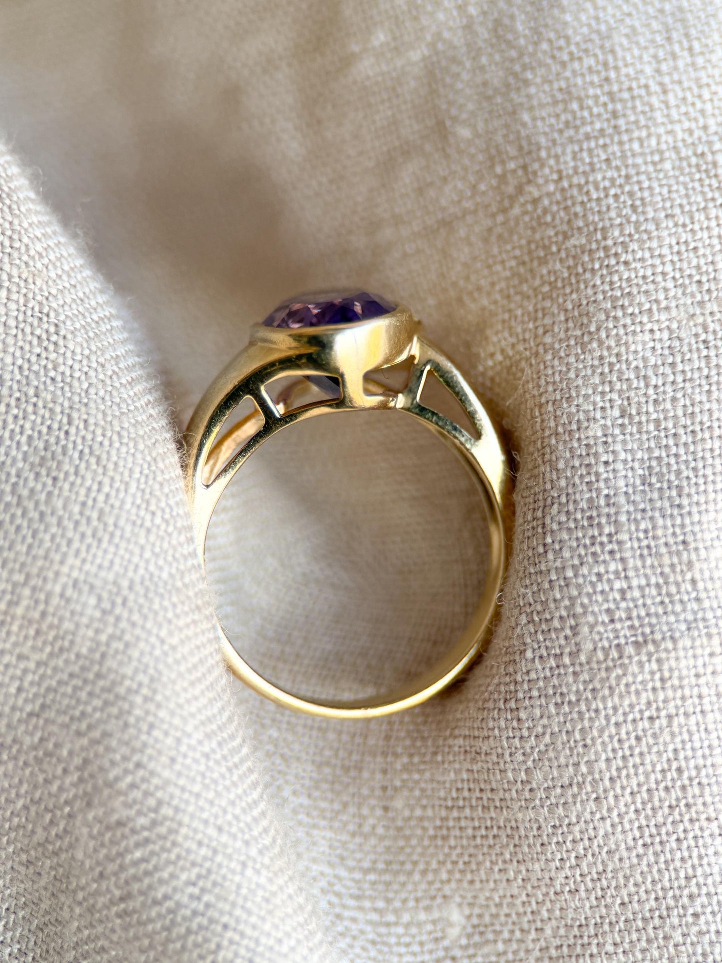 Vintage 1990s Oval Amethyst Ring - 14k Gold Statement Piece, Retro Cocktail Jewelry