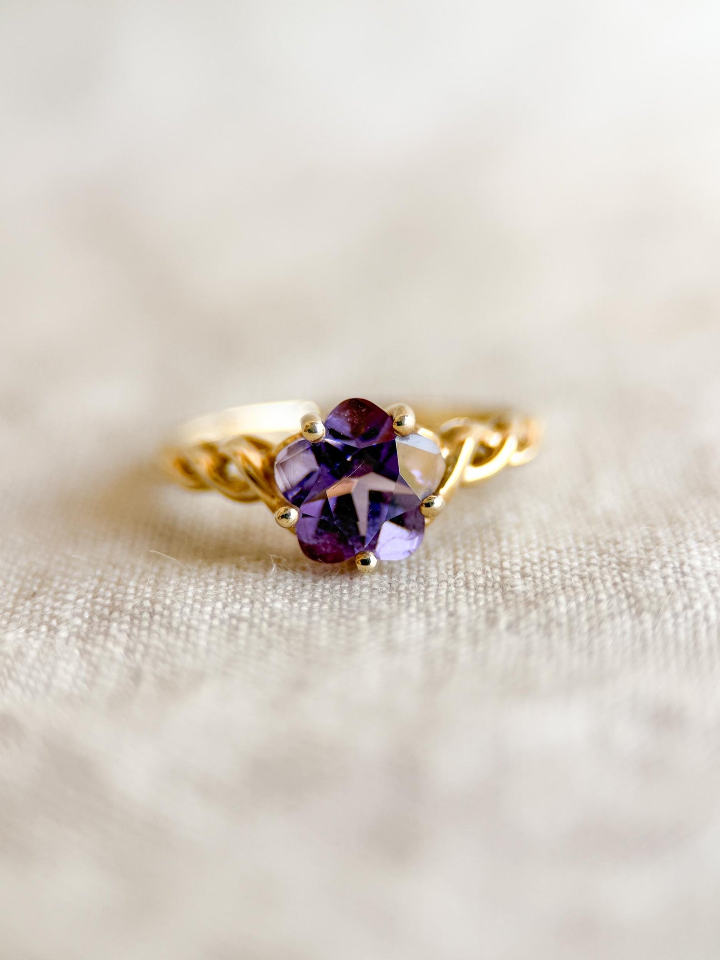Vintage 1990s Floral Cut Amethyst Ring - 14k Gold Statement Piece, Retro Style Cocktail Jewelry