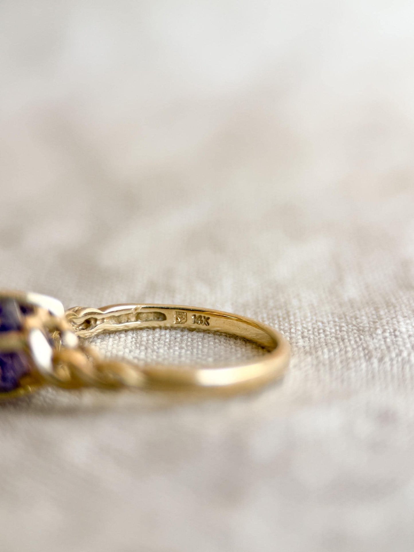 Vintage 1990s Floral Cut Amethyst Ring - 14k Gold Statement Piece, Retro Style Cocktail Jewelry