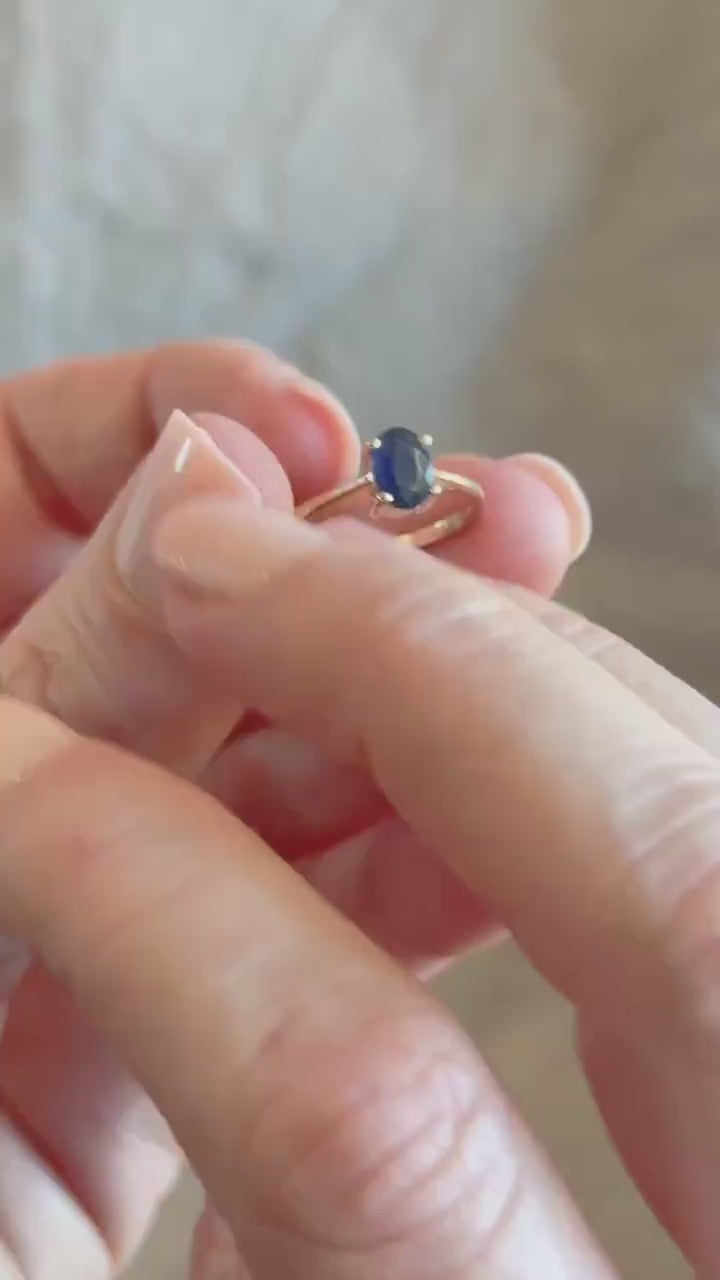 Vintage Oval Cut Blue Sapphire Solitaire Gemstone Ring in 14k Gold