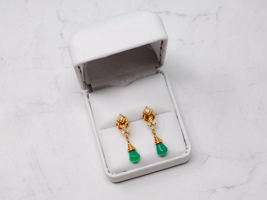 Vintage Jade Green Gemstone Dangle Earrings in 18k Gold, Vintage Jewelry from the 1960s - Timeless, Sustainable, @JewelryOnRepeat